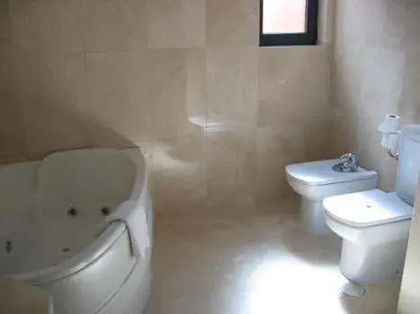 Toilet, Bathroom in Hotel Doña Urraca