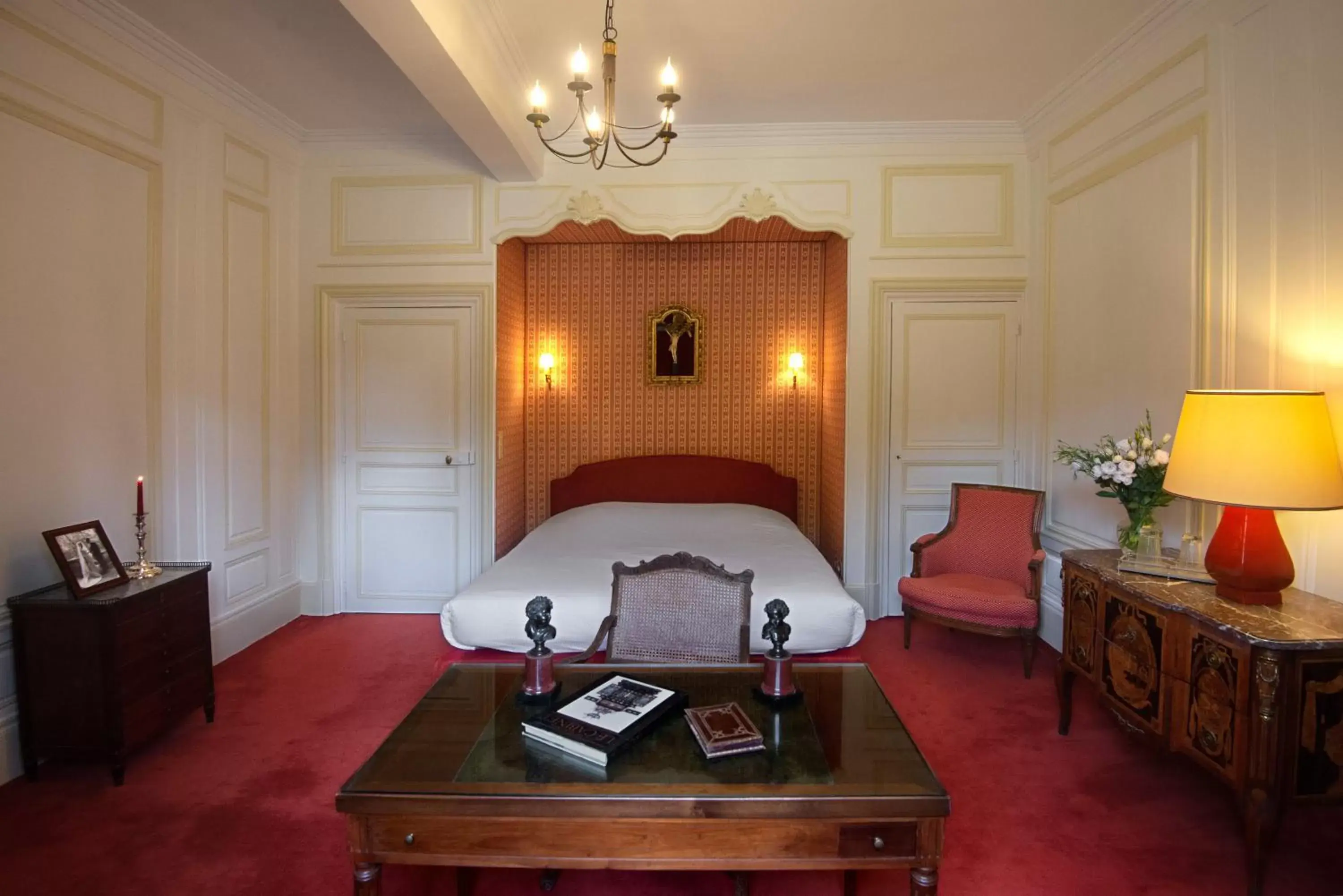 Photo of the whole room, Bed in Château-Hôtel de Bourron