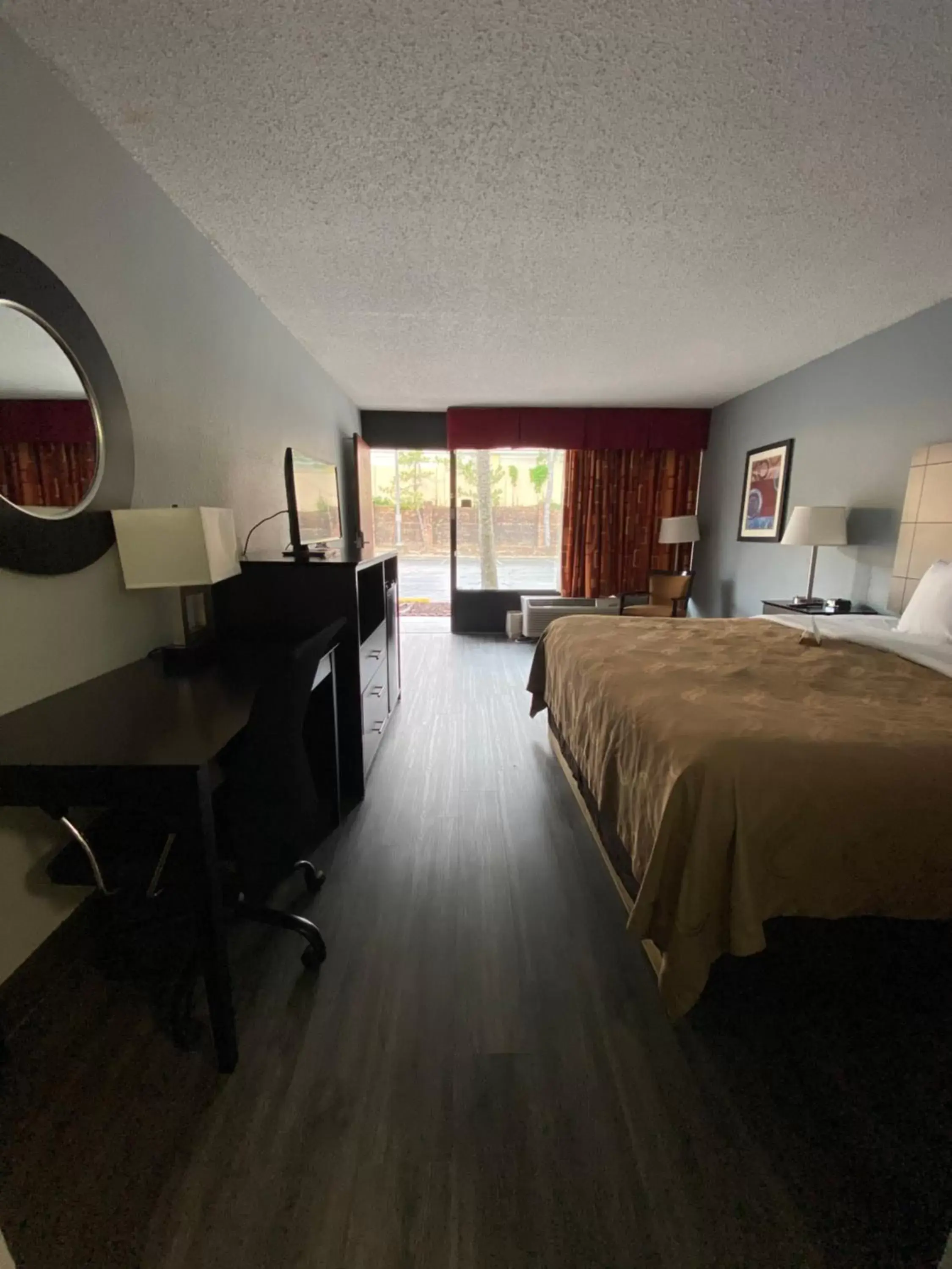 King Room - Accessible/Non-Smoking in Quality Inn & Suites on the Bay near Pensacola Beach