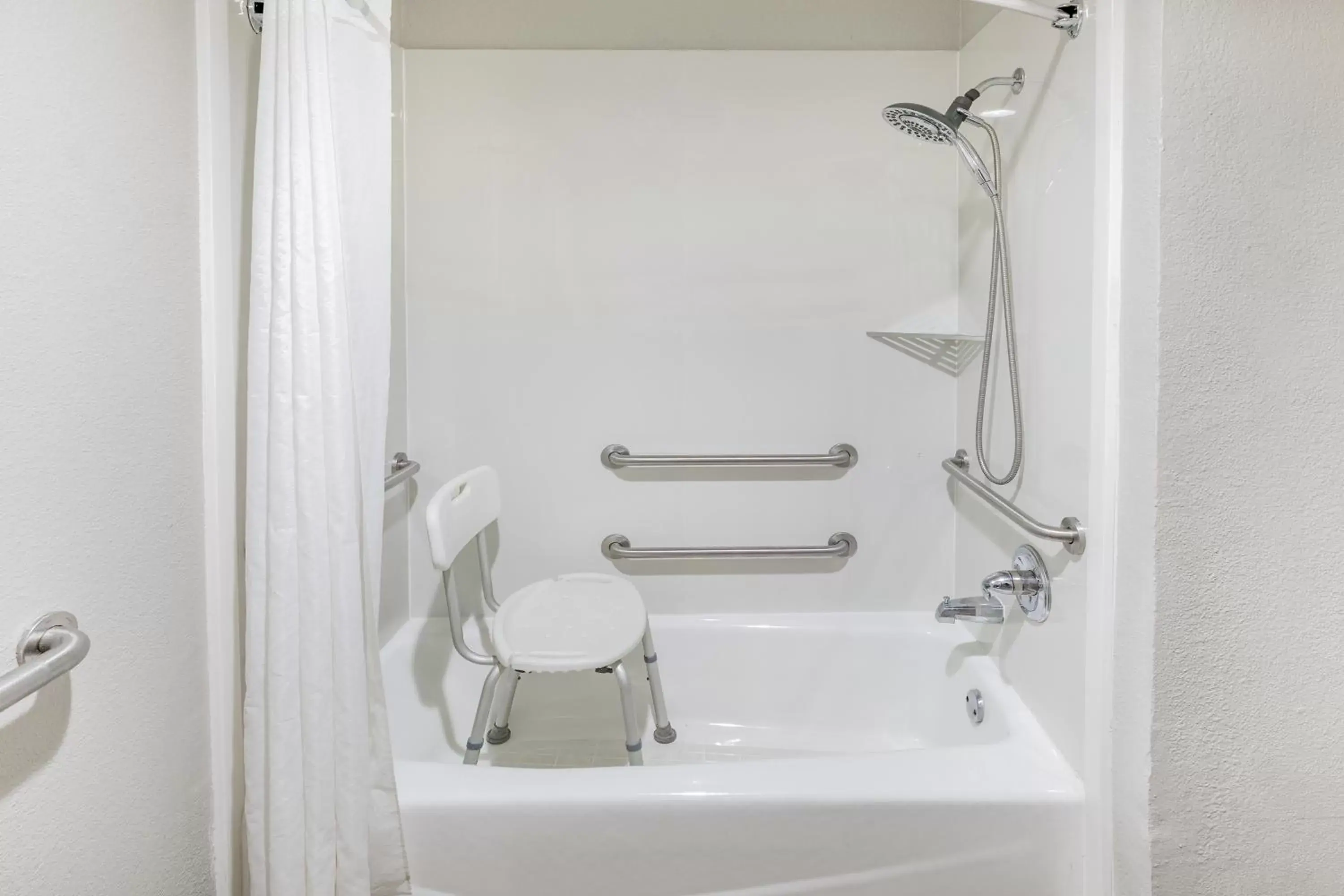 King Room with Bath Tub - Mobility Accessible/Non-Smoking in Days Inn & Suites by Wyndham Huntsville King Room with Bath Tub - Mobility Accessible/Non-Smoking in Days Inn & Suites by Wyndham Huntsville