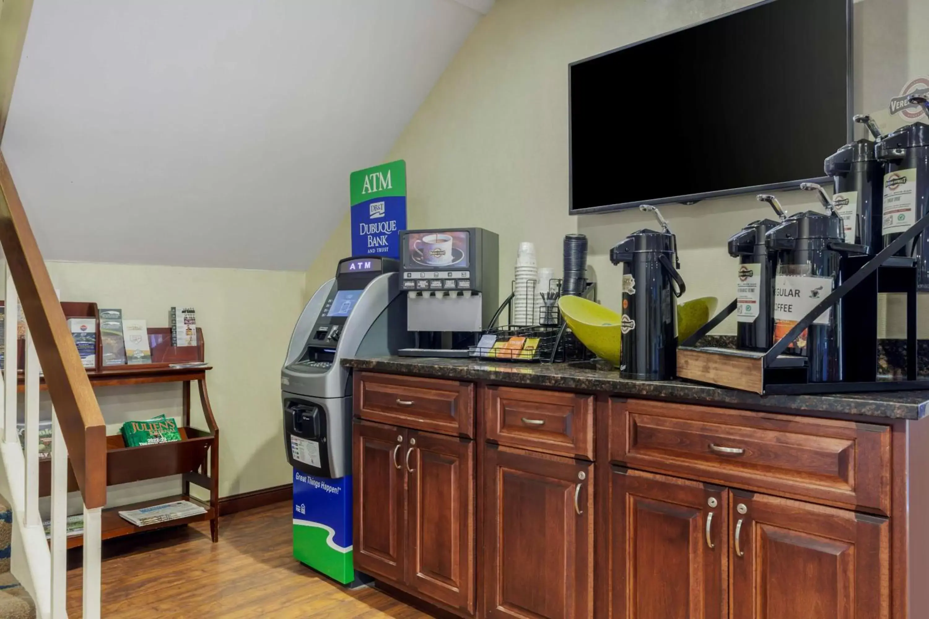 Property building, TV/Entertainment Center in Best Western Plus Dubuque Hotel and Conference Center