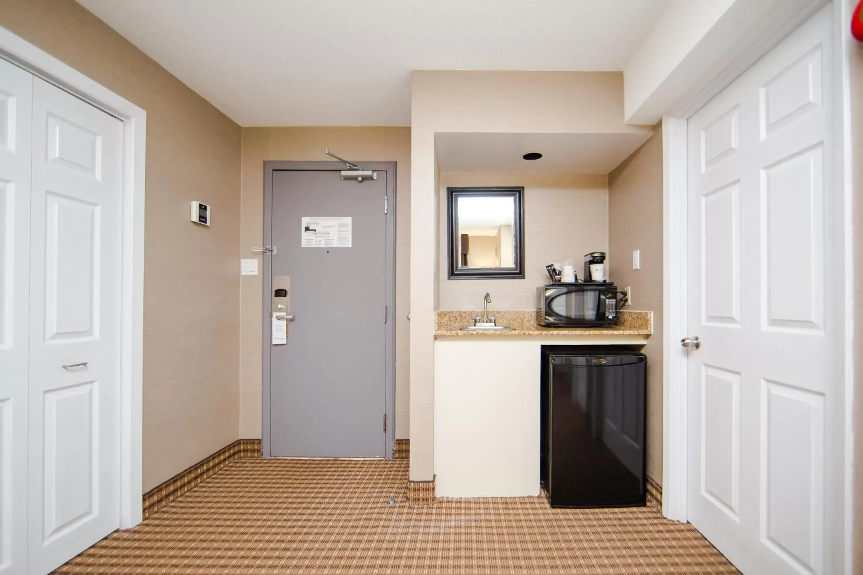 Kitchen or kitchenette, Kitchen/Kitchenette in Best Western Plus Ottawa Kanata Hotel and Conference Centre