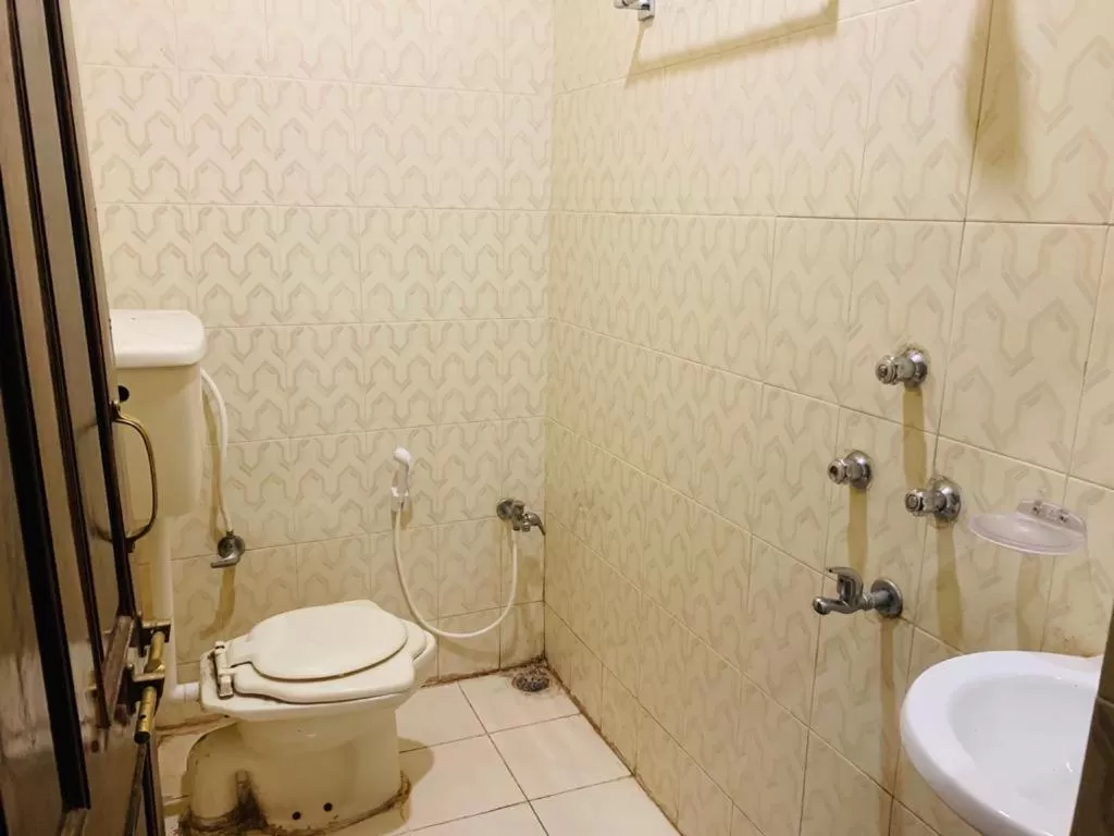 Bathroom in Hotel Neelkanth