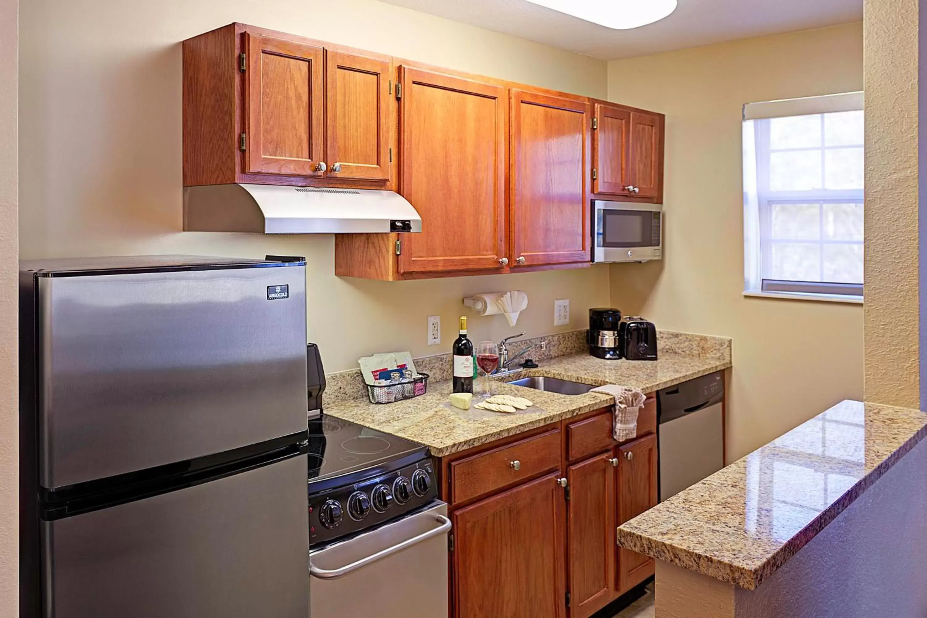 Bedroom, Kitchen/Kitchenette in TownePlace Suites by Marriott Fort Meade National Business Park