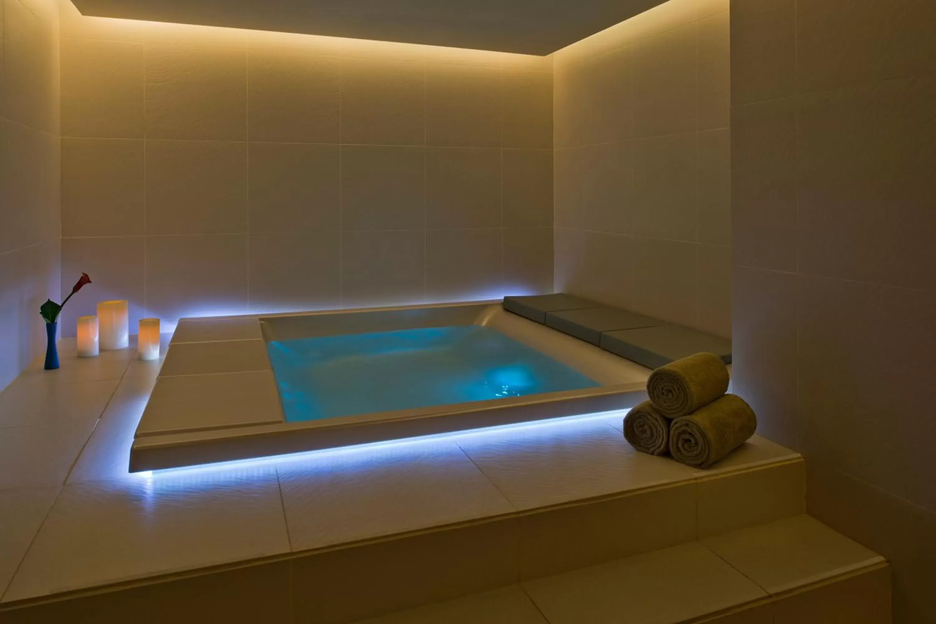 Hot Tub, Swimming Pool in voco Doha West Bay Suites, an IHG Hotel