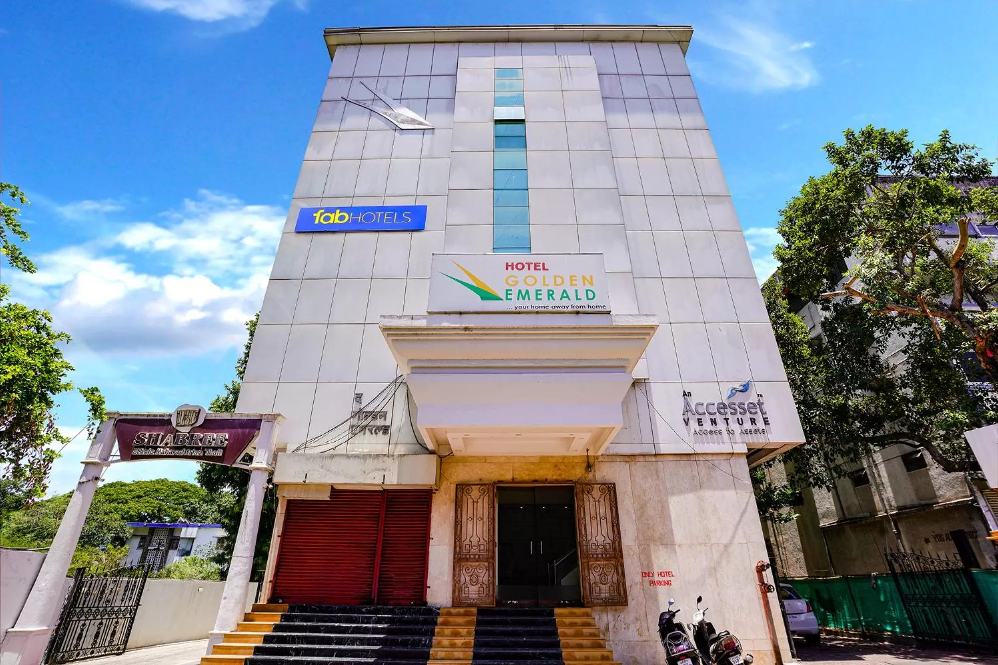 FabHotel Prime Golden Emerald - Nr St Mary's Church CNI