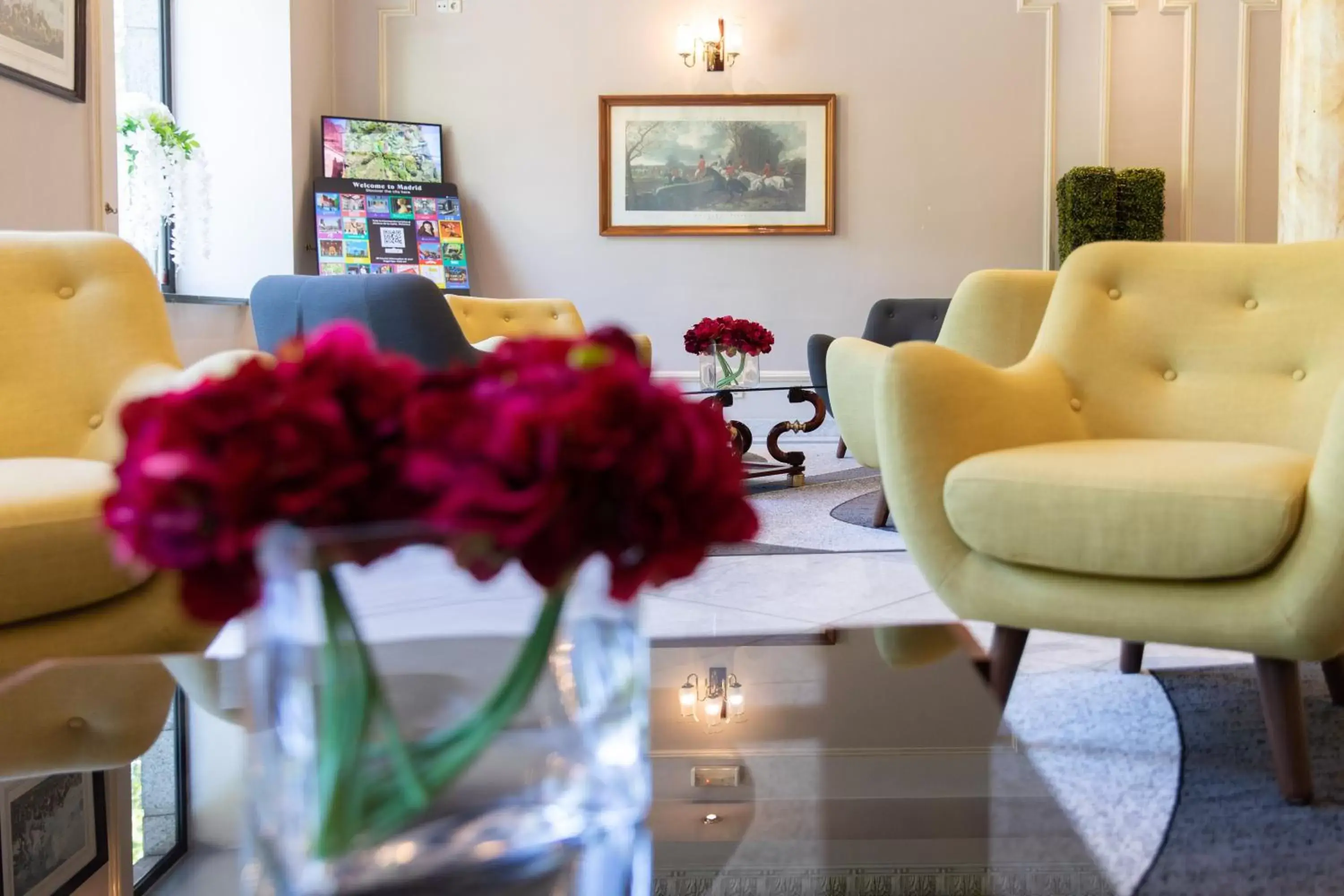 Living room, Lobby/Reception in Hotel Mora by MIJ