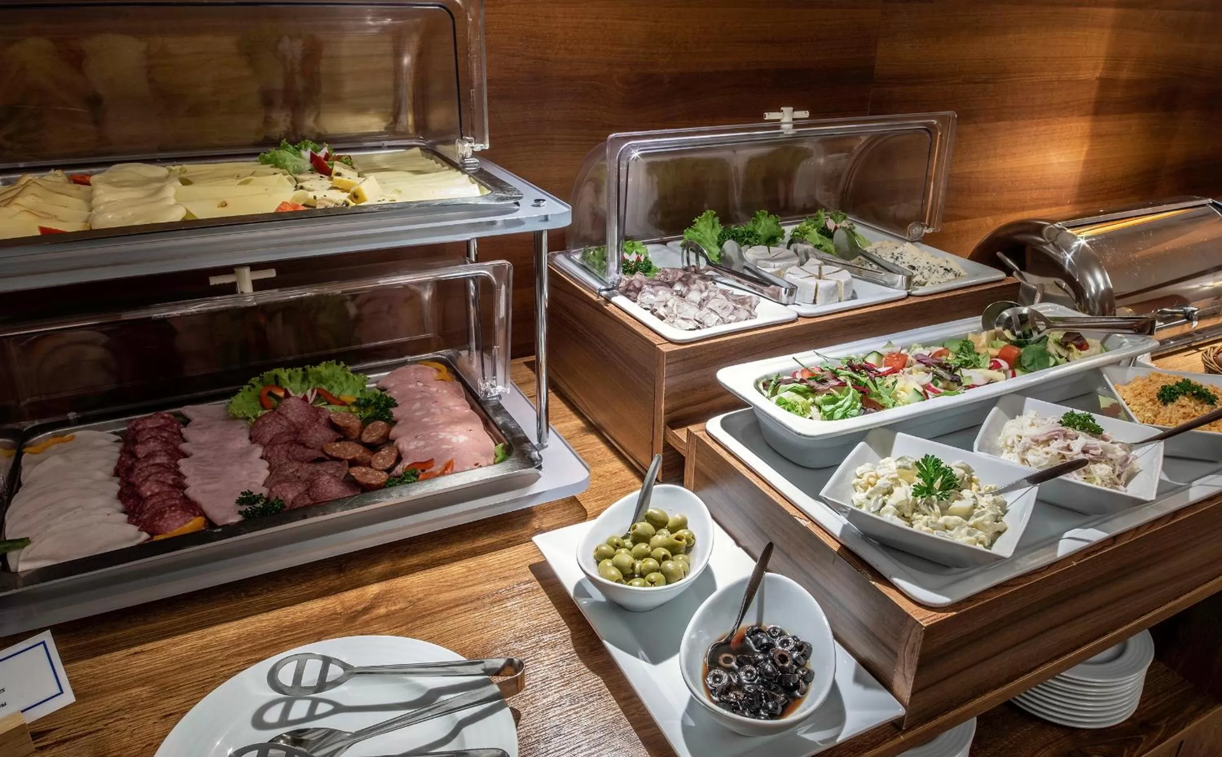 Food and drinks in EA Hotel Downtown