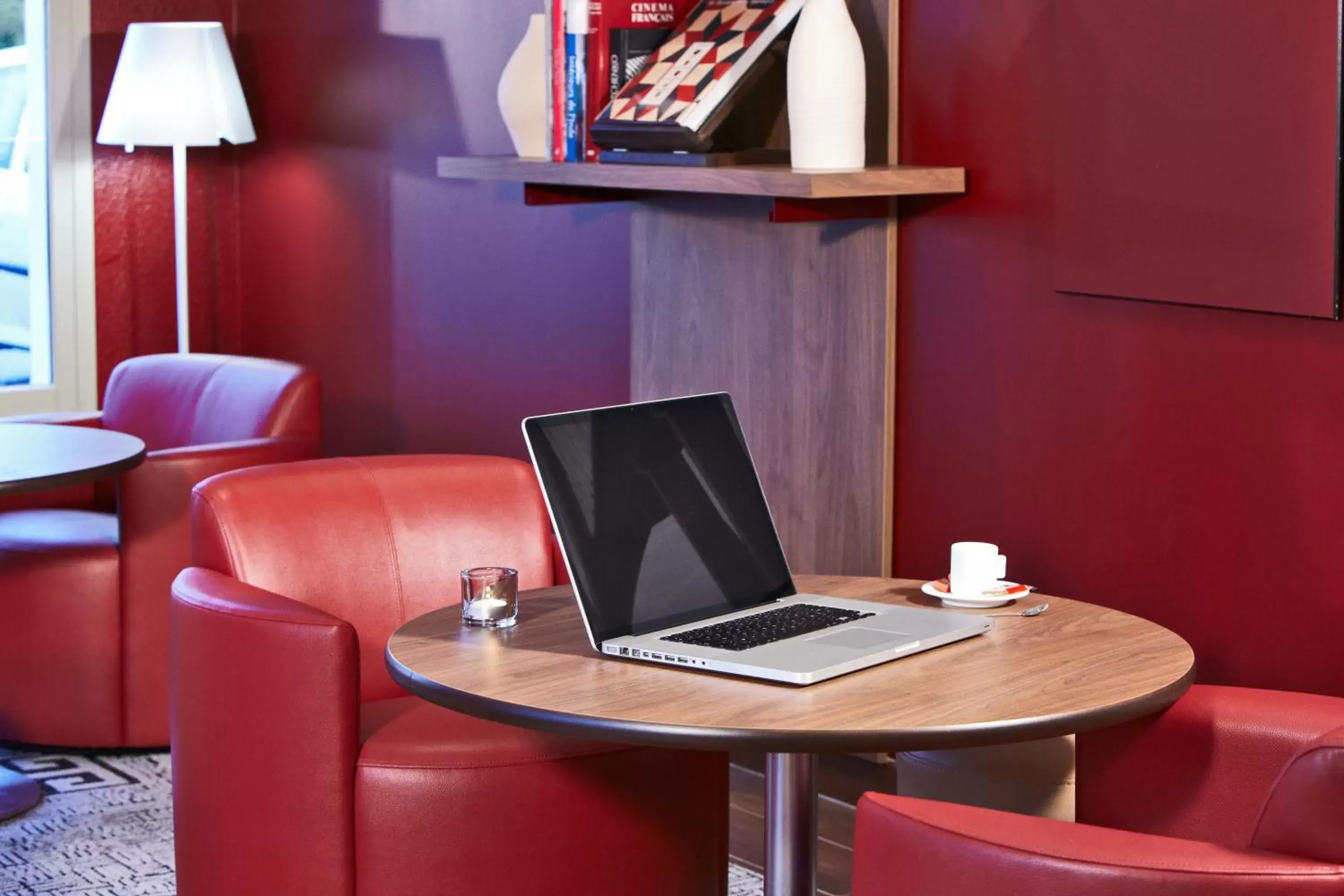 Lounge or bar in Campanile Le Havre Nord - Montivilliers Lounge or bar in Campanile Le Havre Nord - Montivilliers