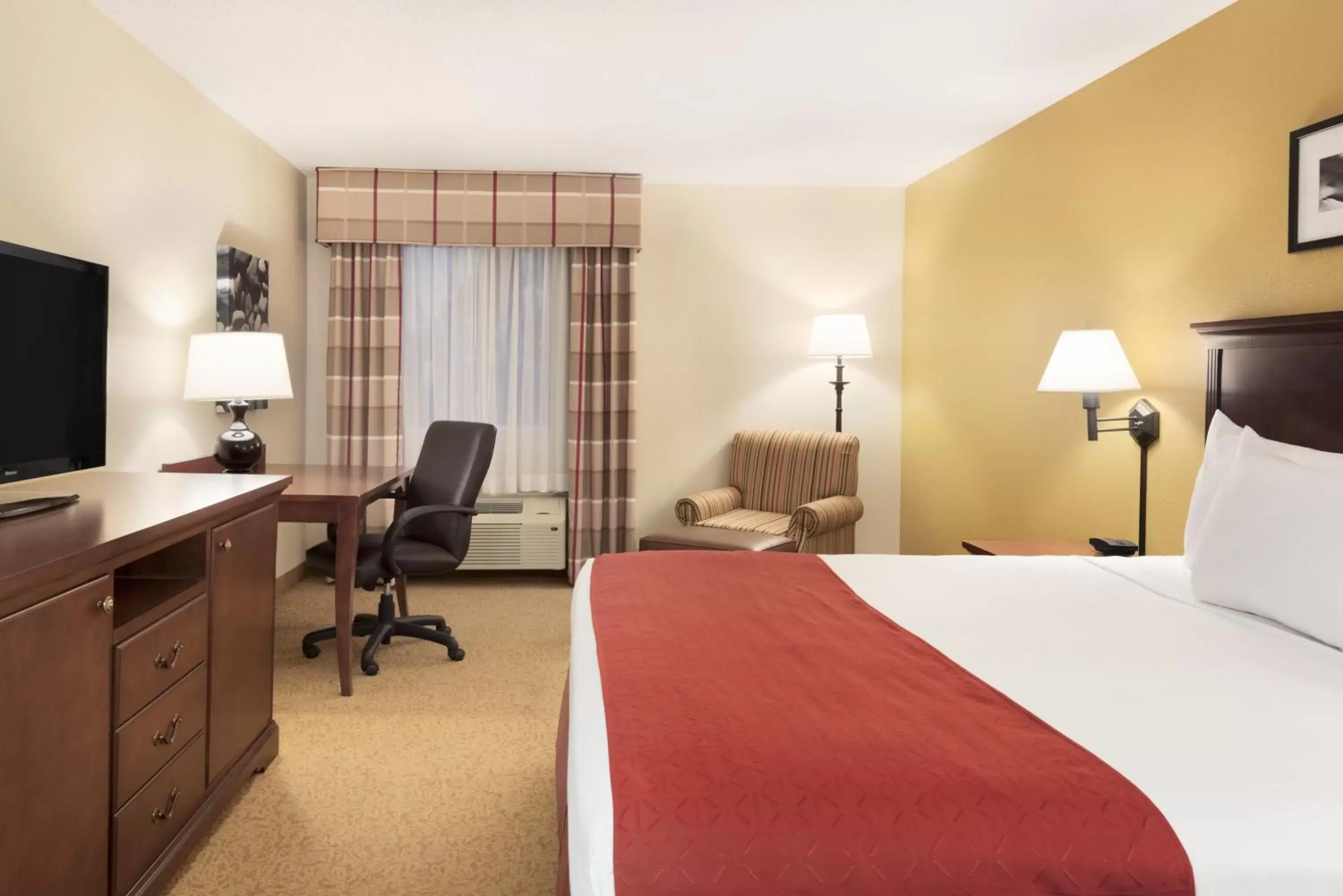 Photo of the whole room, Bed in Country Inn & Suites by Radisson, Cedar Rapids Airport, IA