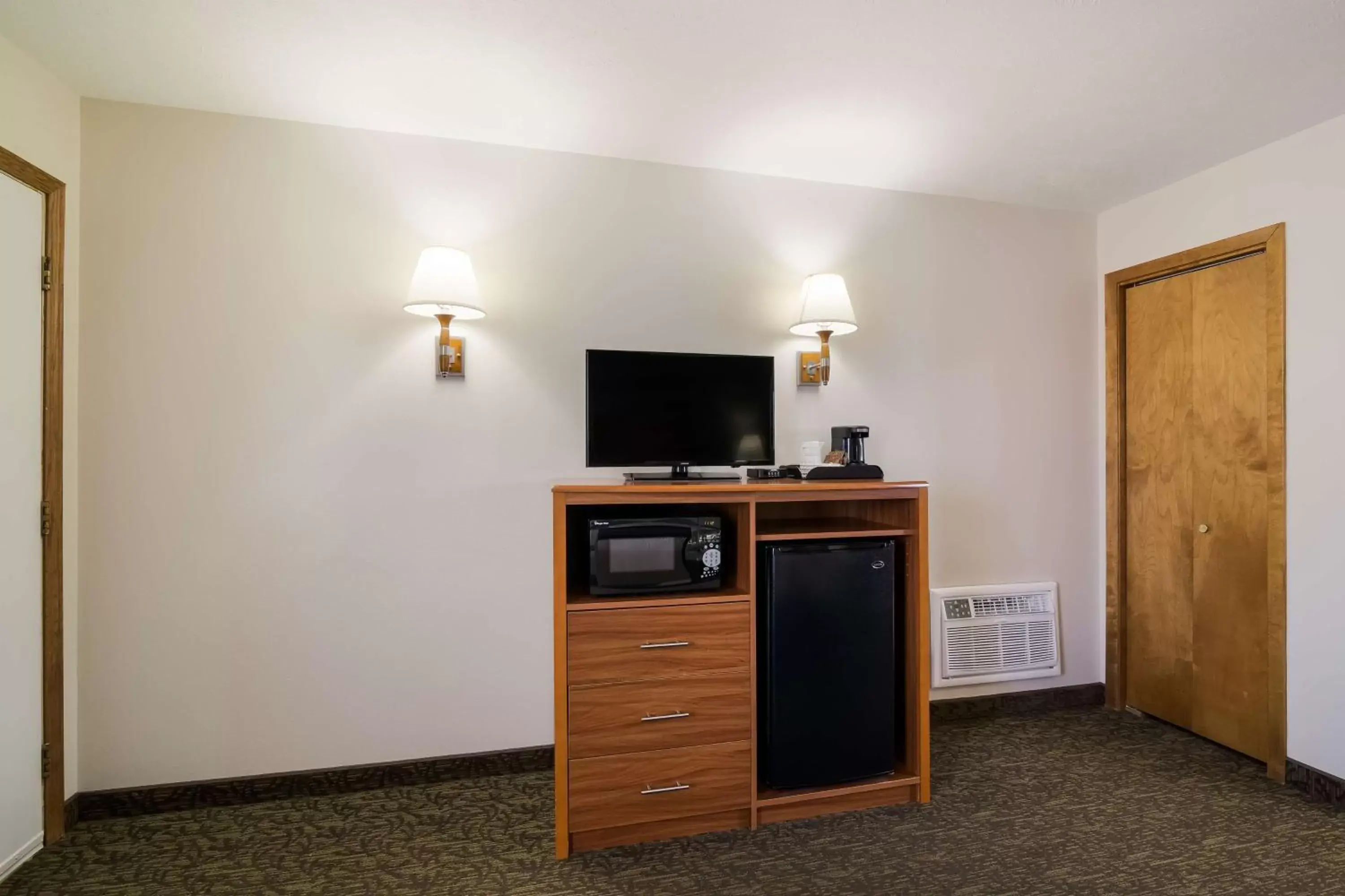 Bedroom, TV/Entertainment Center in Best Western Graham's