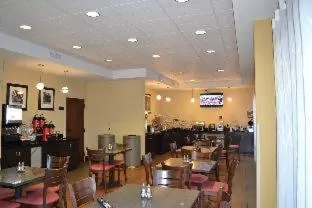 Queen Room with Two Queen Beds, Mobility Access and Roll-In Shower, Non-Smoking in Days Inn by Wyndham Laurel MS