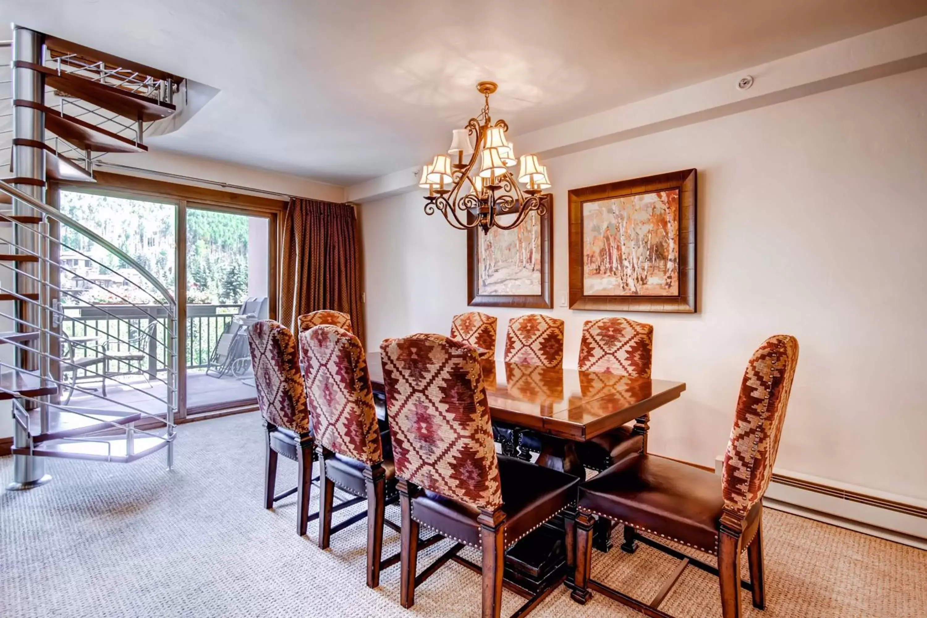 Dining Area in Lion Square Lodge