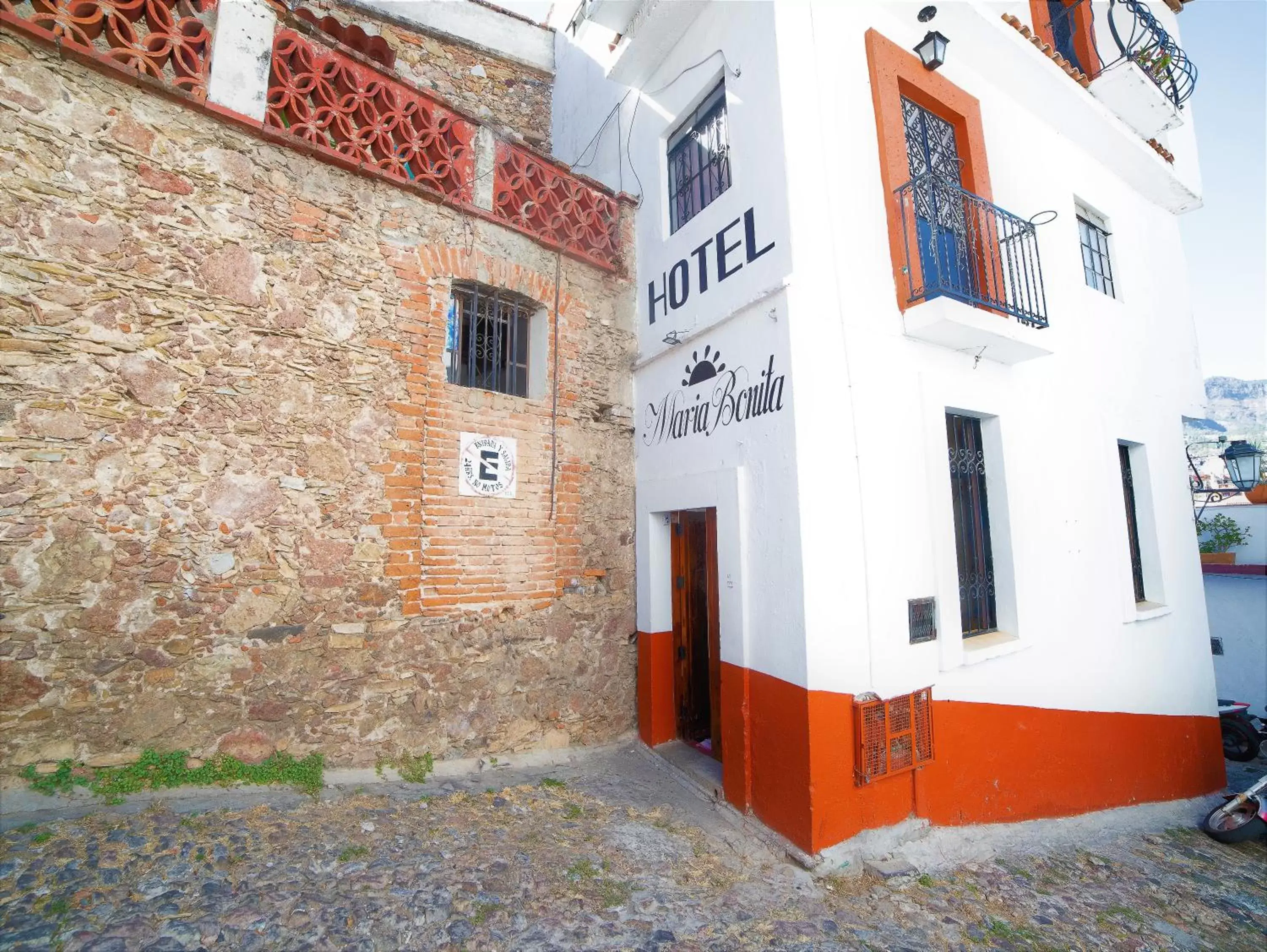 Facade/entrance in María Bonita by Rotamundos