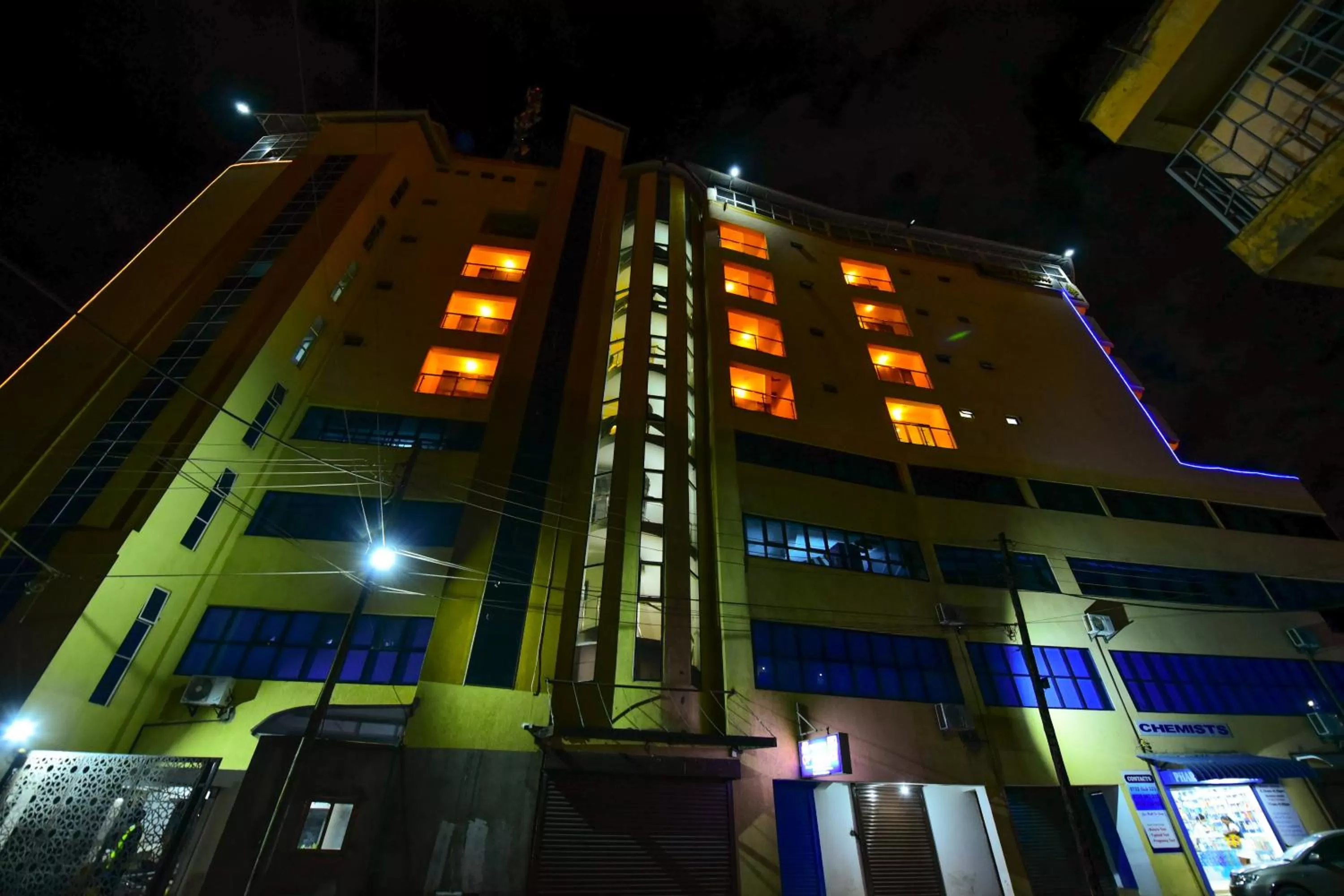 Property building in Deuts Four Seasons Hotel