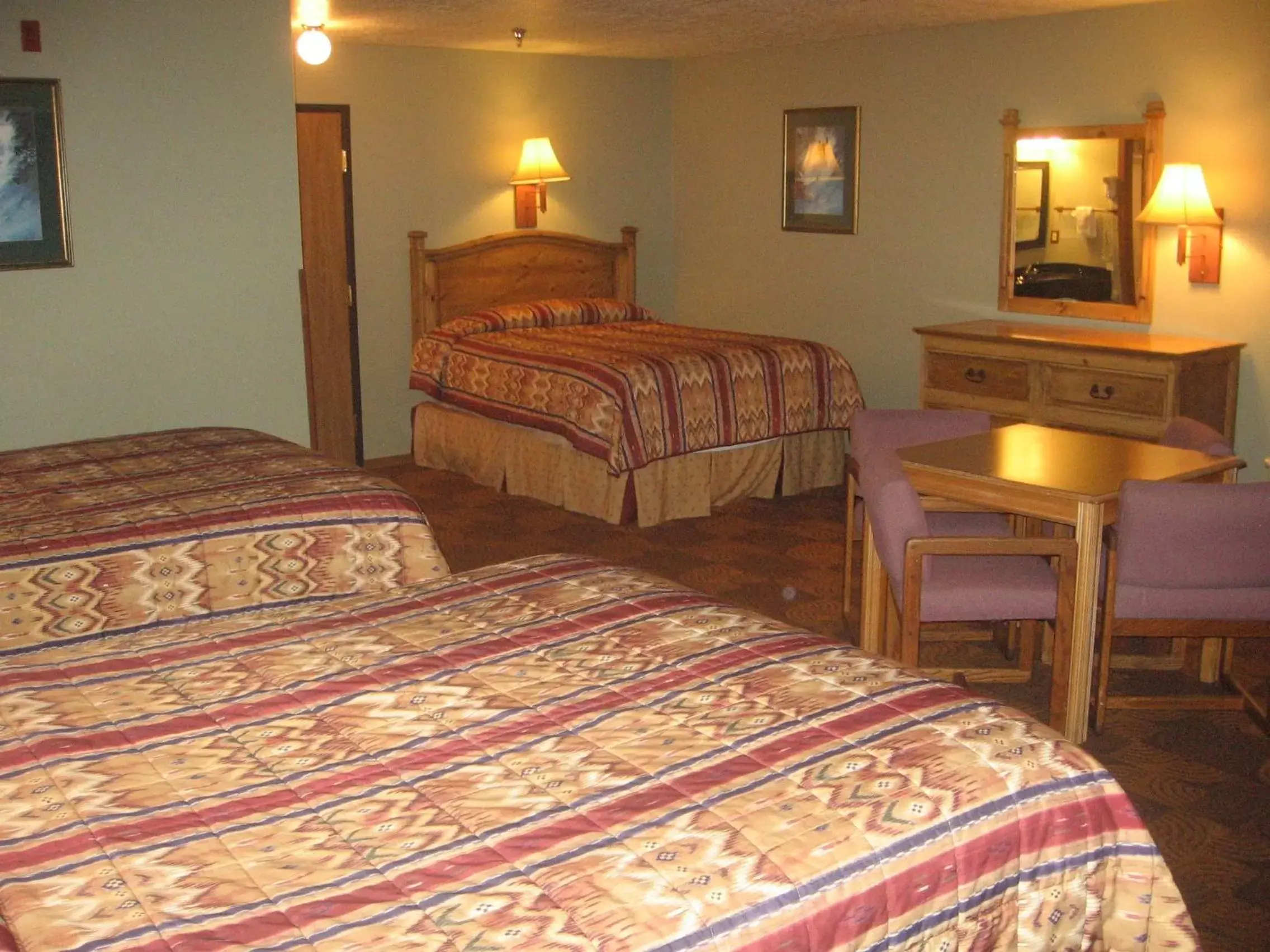 Photo of the whole room, Bed in New Summit Inn