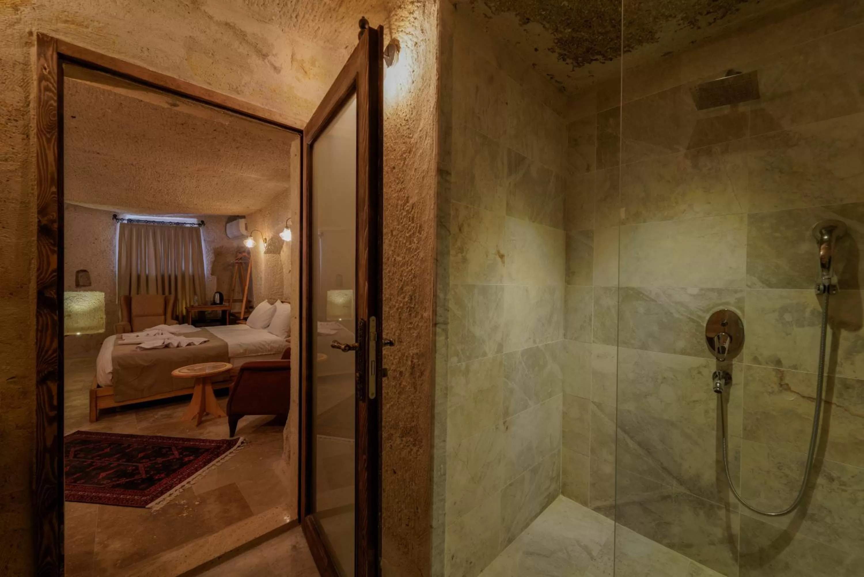 Shower, Bed in Göreme Escape Cave