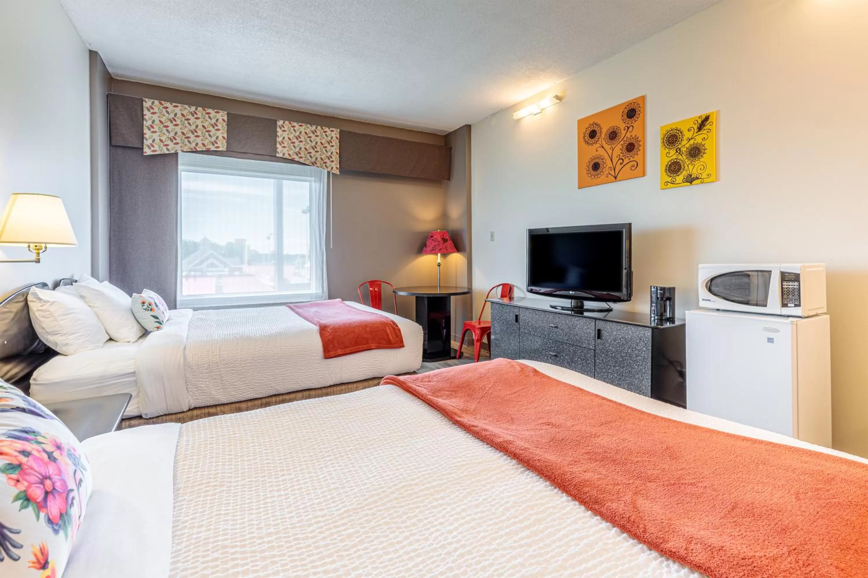 Photo of the whole room, Bed in Days Inn by Wyndham Berthierville