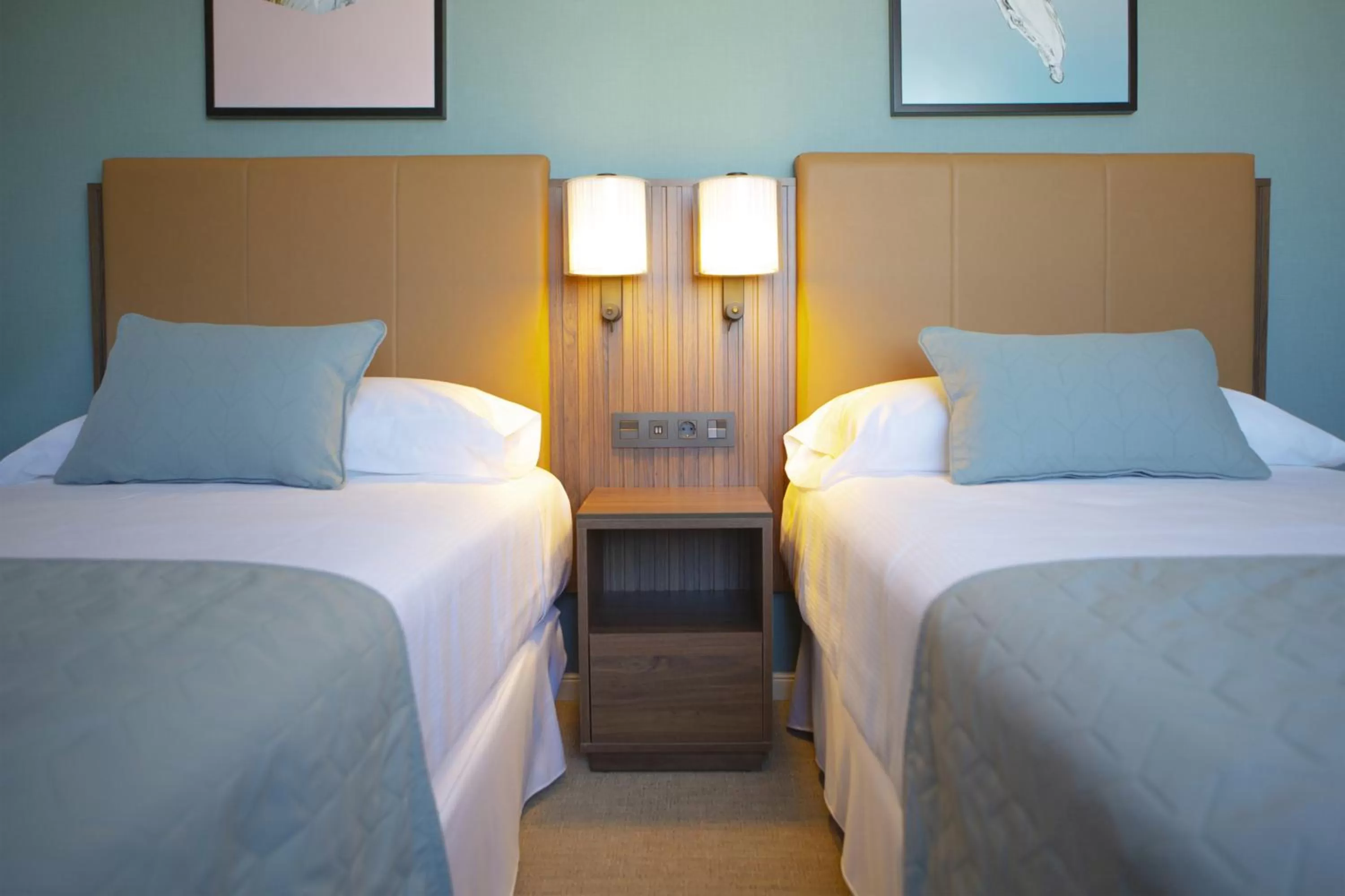 Photo of the whole room, Bed in Riu Plaza España