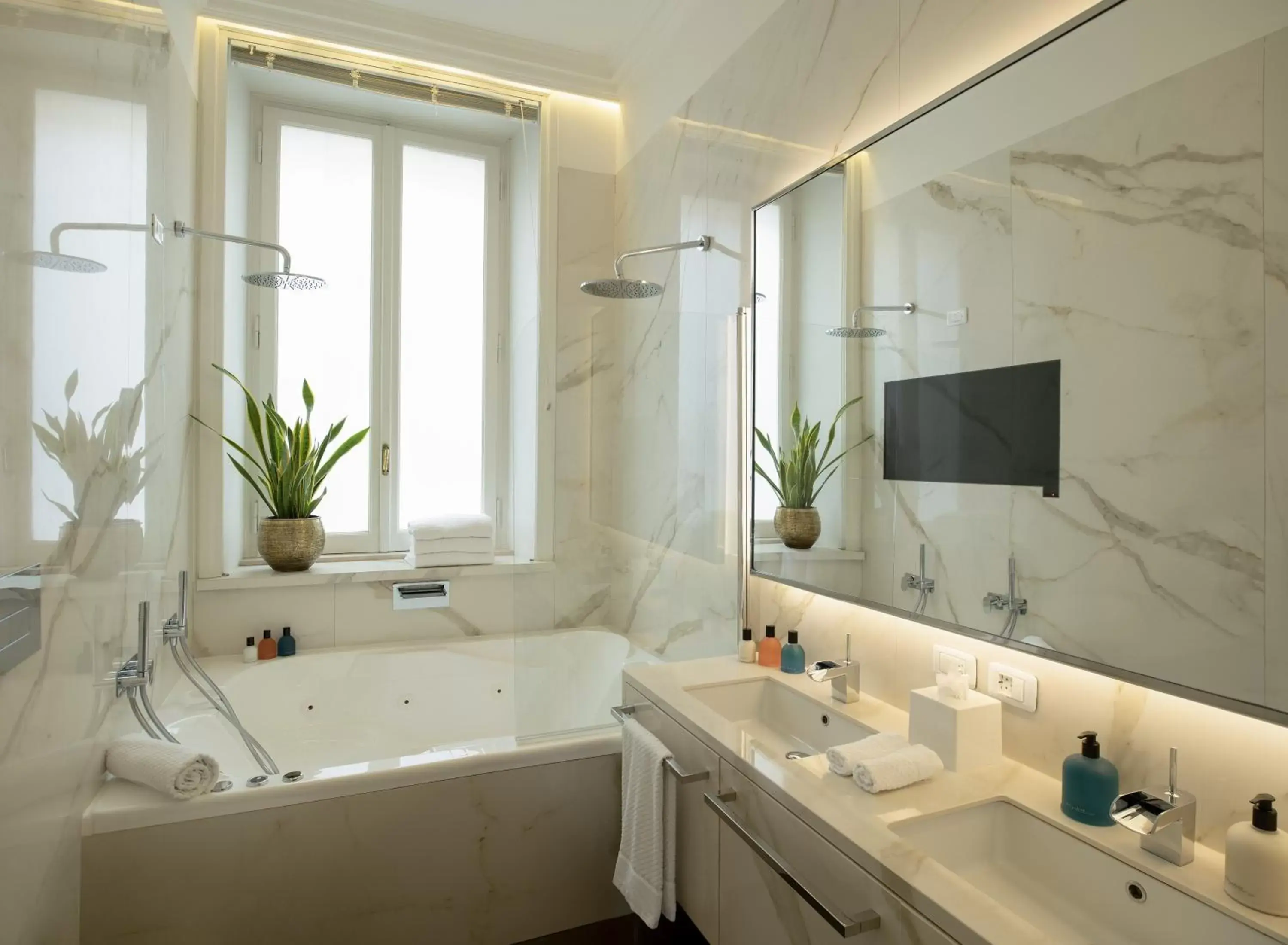 Hot Tub, Bathroom in Elizabeth Unique Hotel | a Member of Design Hotels™