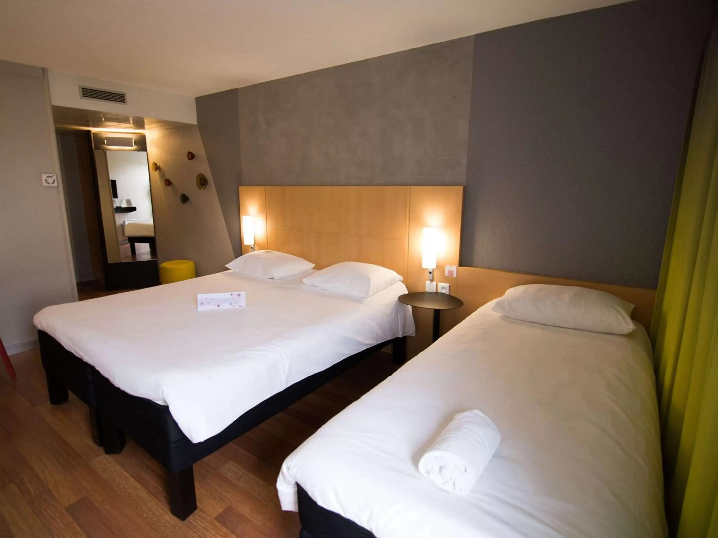 Photo of the whole room in ibis Rennes Beaulieu