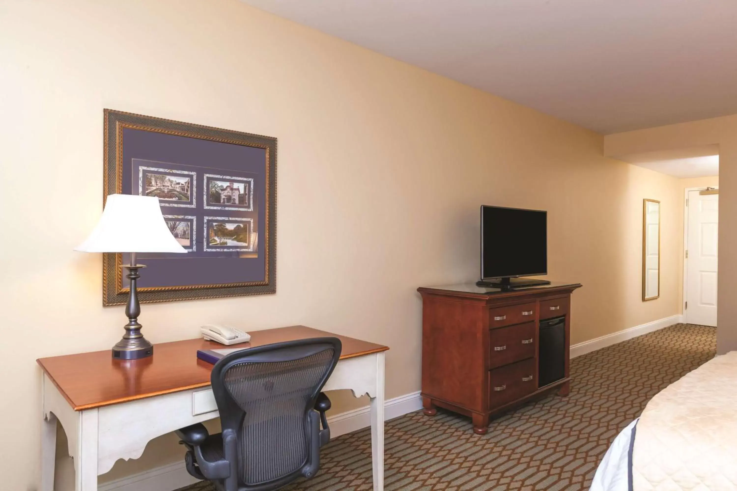 Bedroom, TV/Entertainment Center in Virginia Crossings Hotel, Tapestry Collection by Hilton