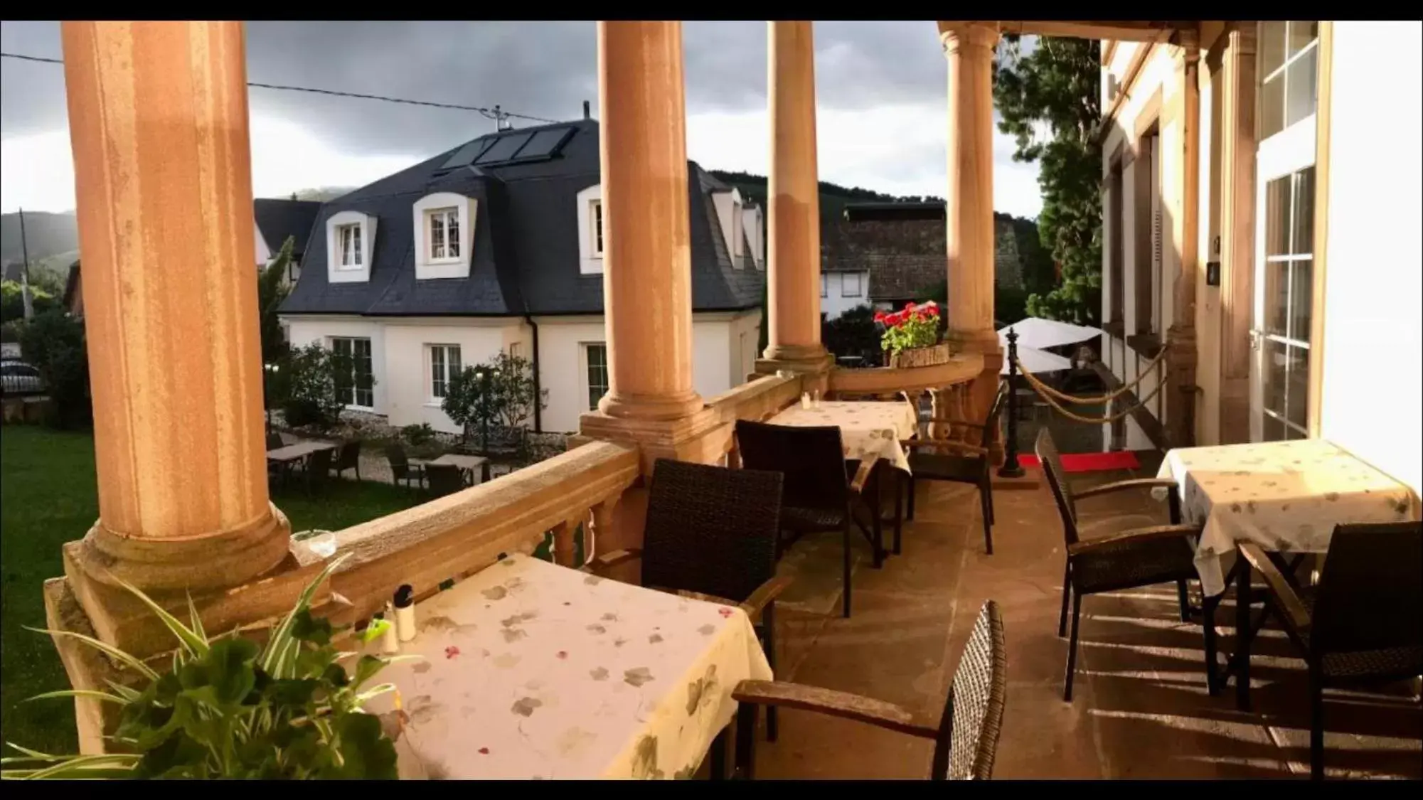 Balcony/Terrace, Restaurant/Places to Eat in Hôtel Le Manoir