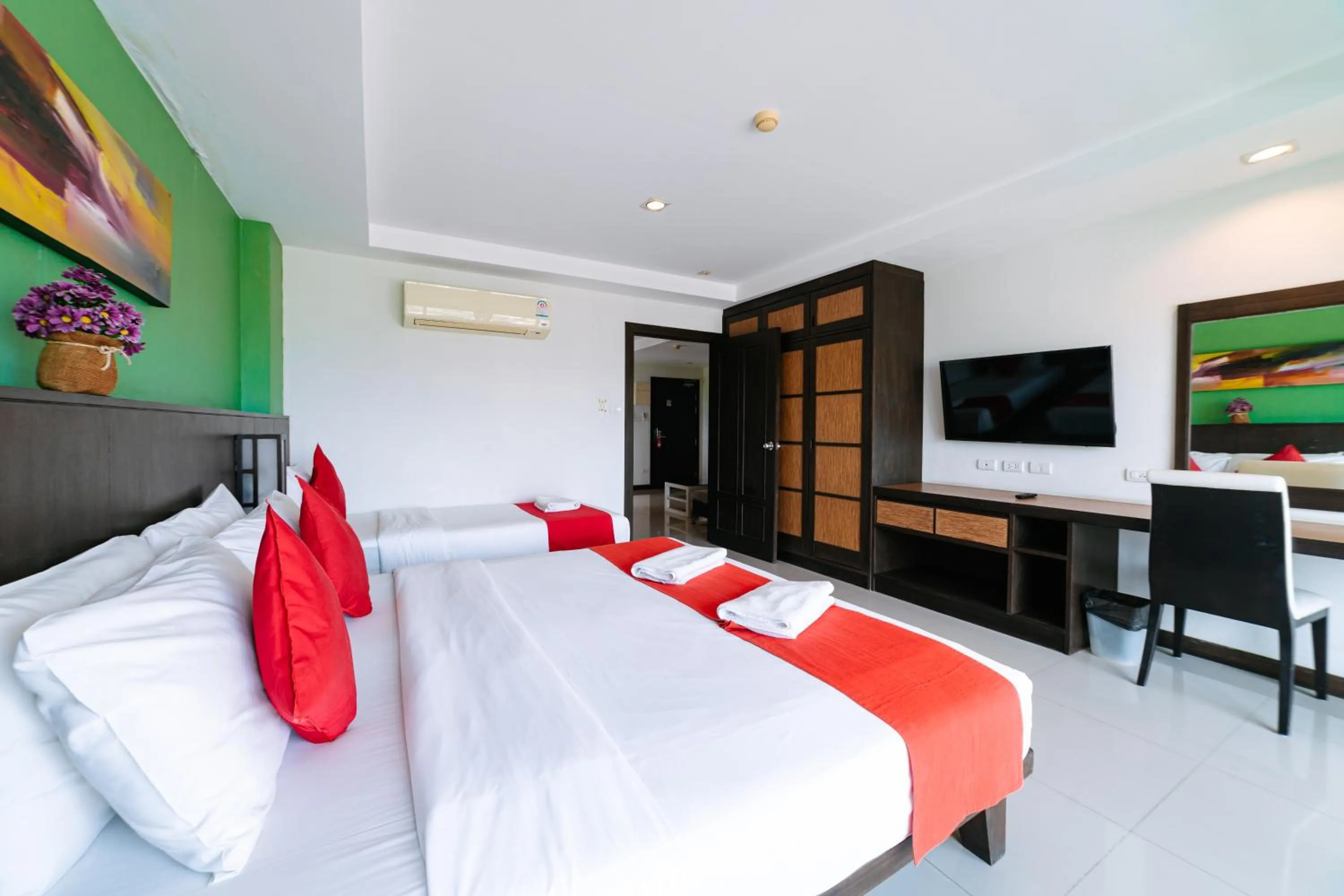Bed in Ratana Hotel Sakdidet, PHUKET TOWN