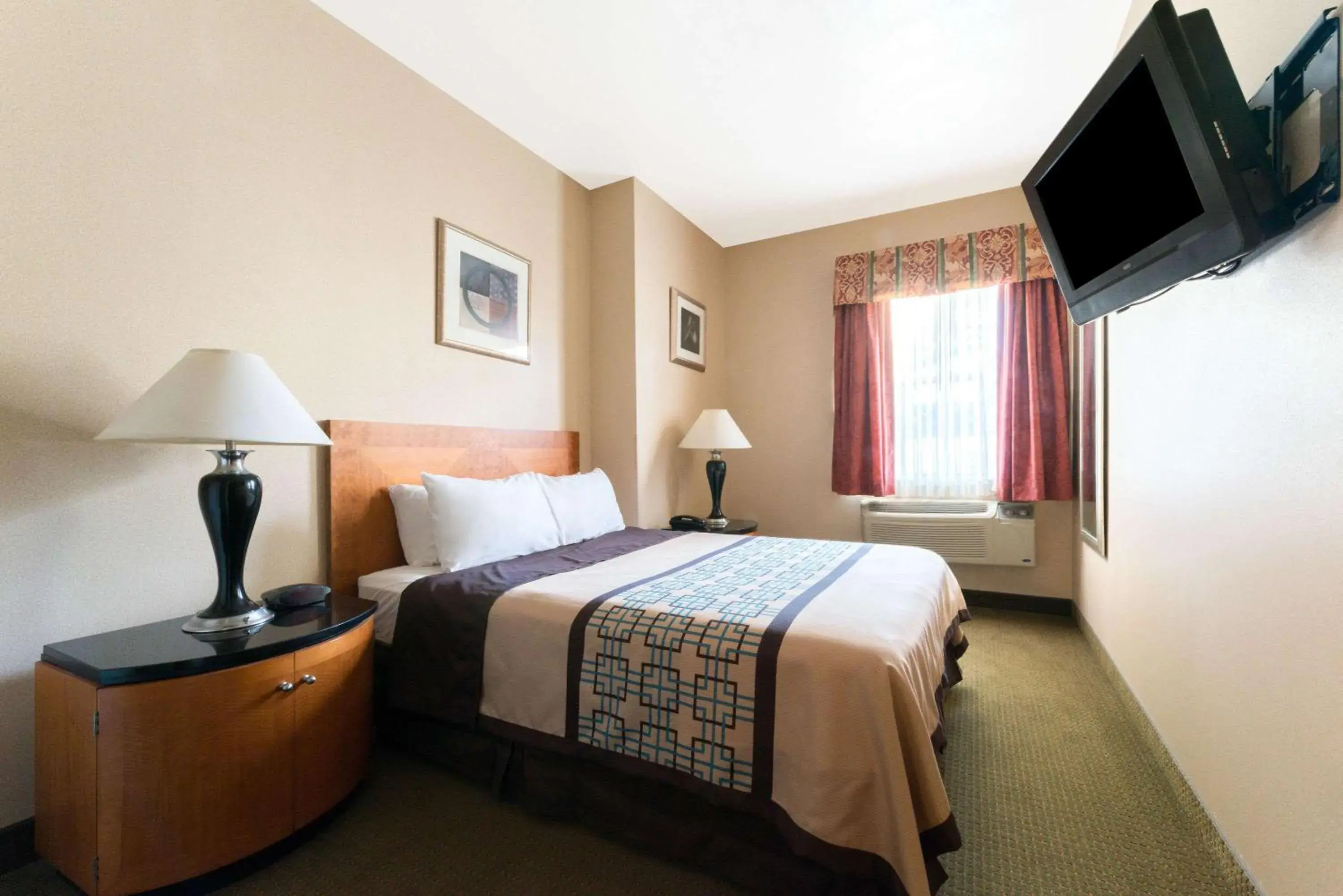 Photo of the whole room, Bed in Days Inn by Wyndham Luray Shenandoah