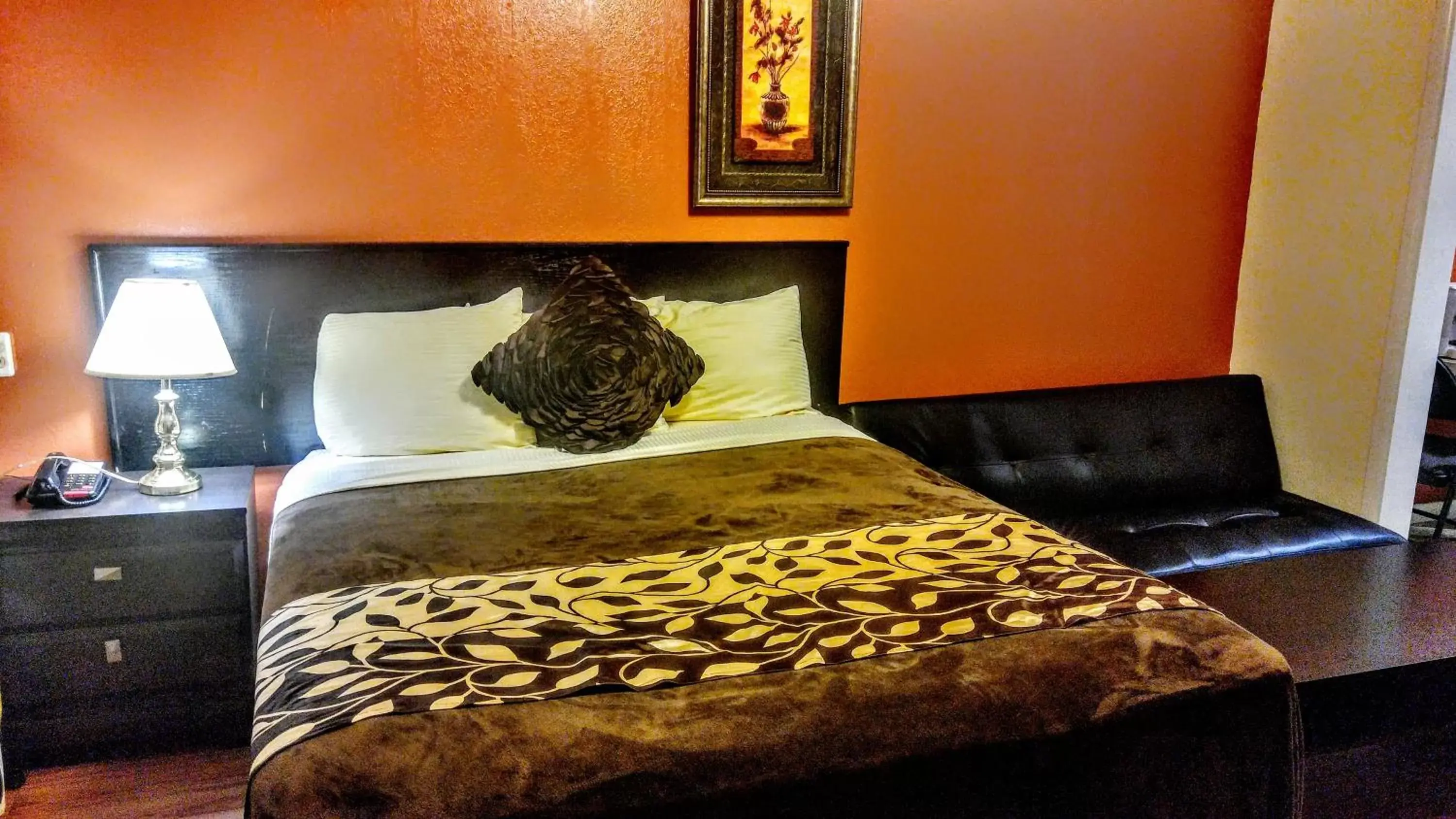 Bed in Parkway Motel & European Lodges