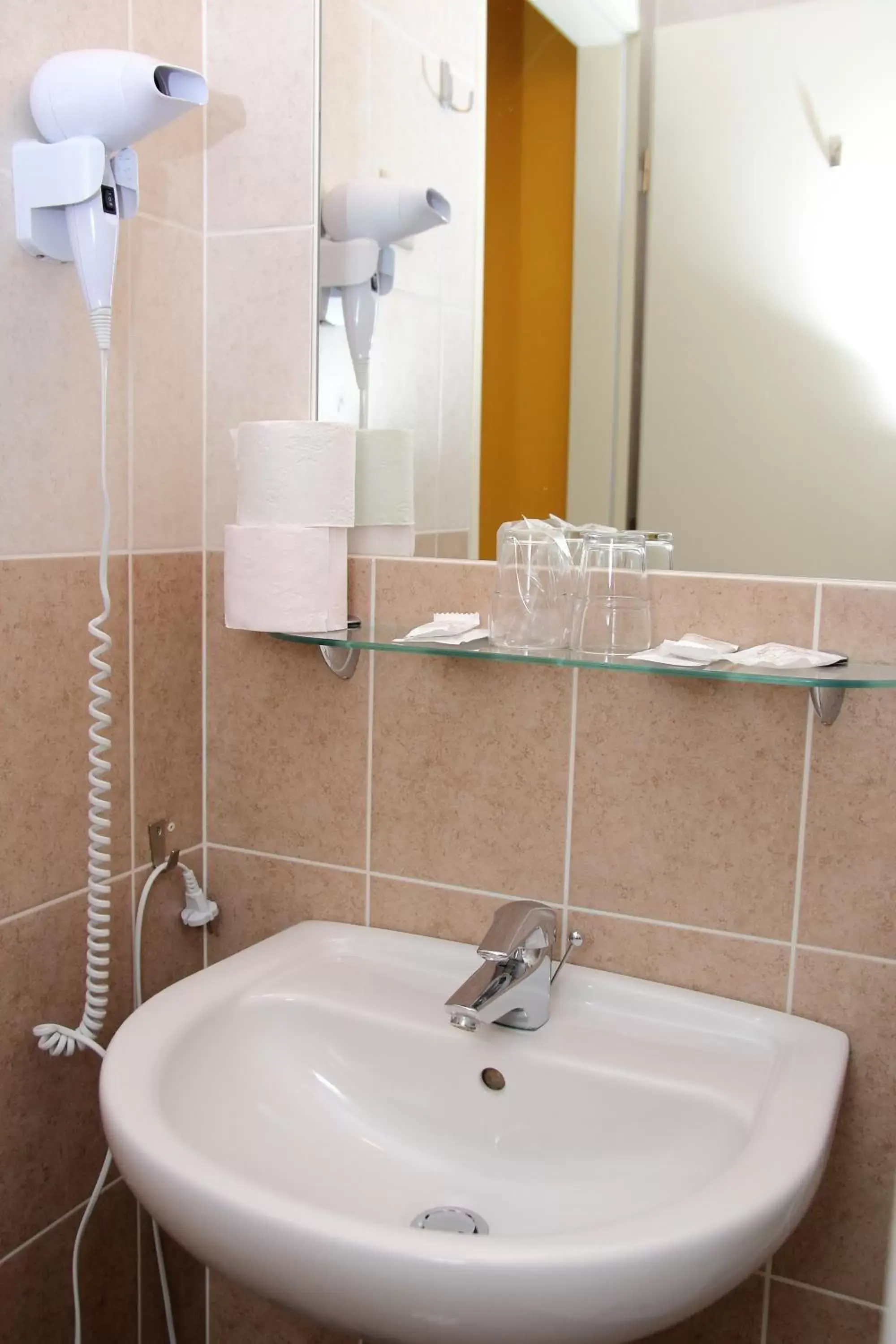 Single Room in Hotel Adalbert Boldog Meszlényi Zoltán Ház Single Room in Hotel Adalbert Boldog Meszlényi Zoltán Ház