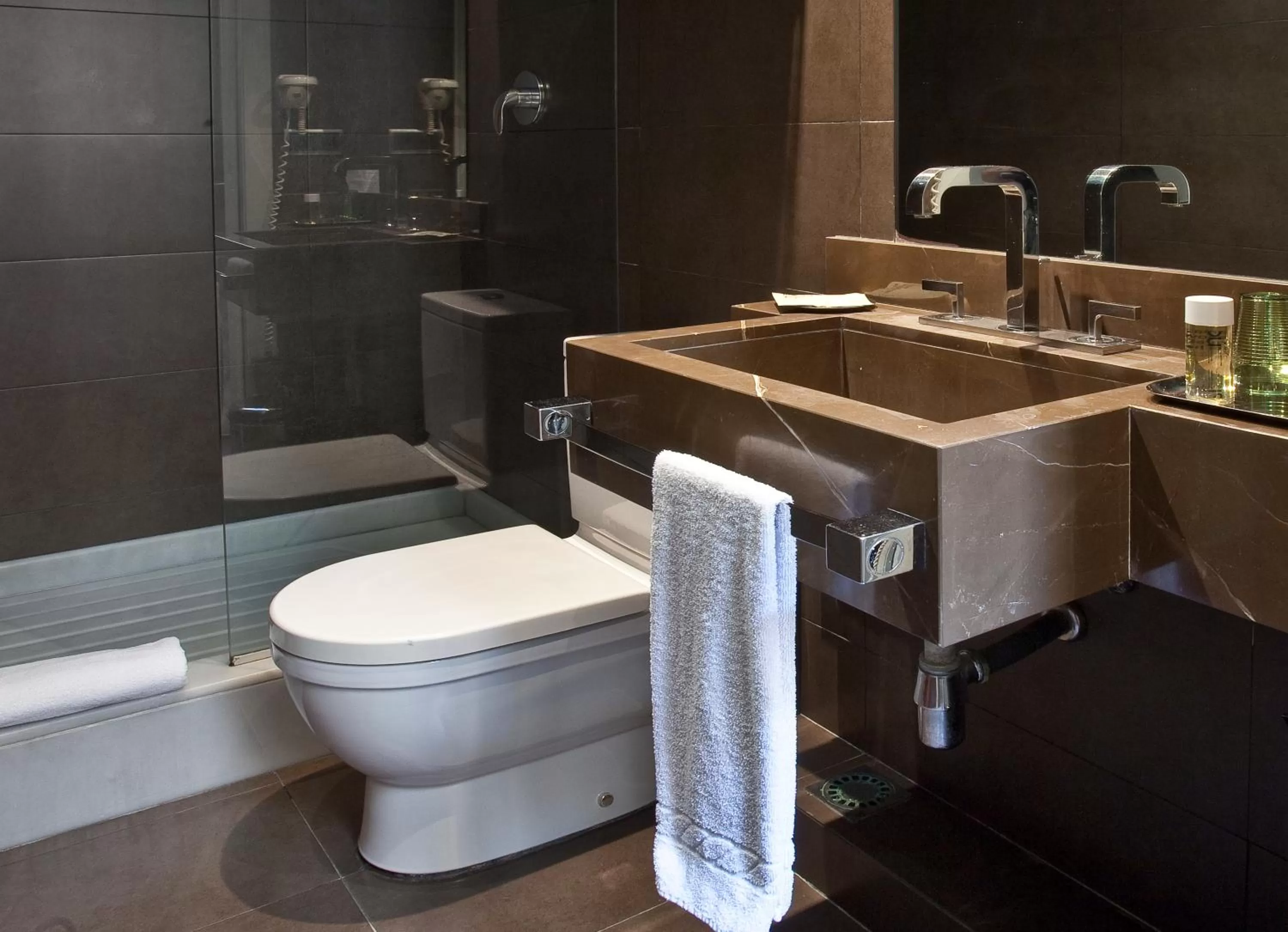 Bathroom in Chic & Basic Zoo