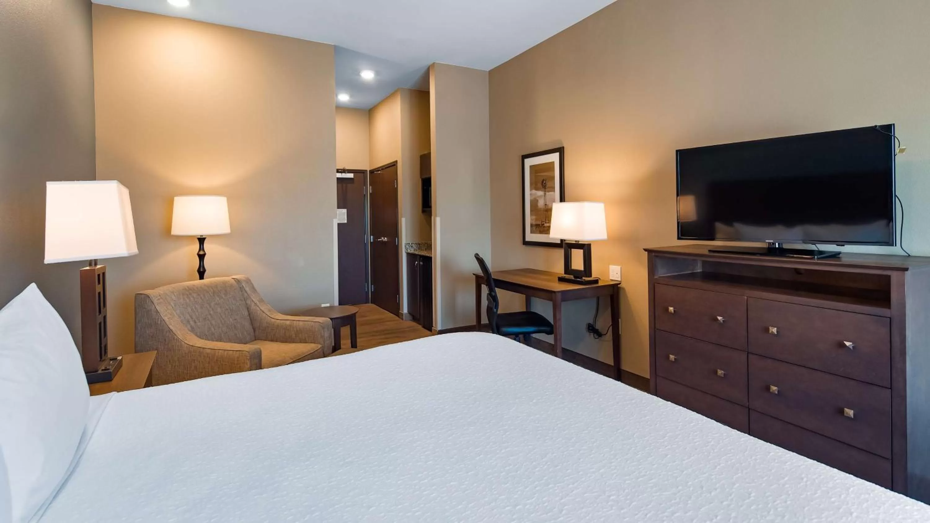 Bedroom, Bed in Best Western Plus Overland Inn