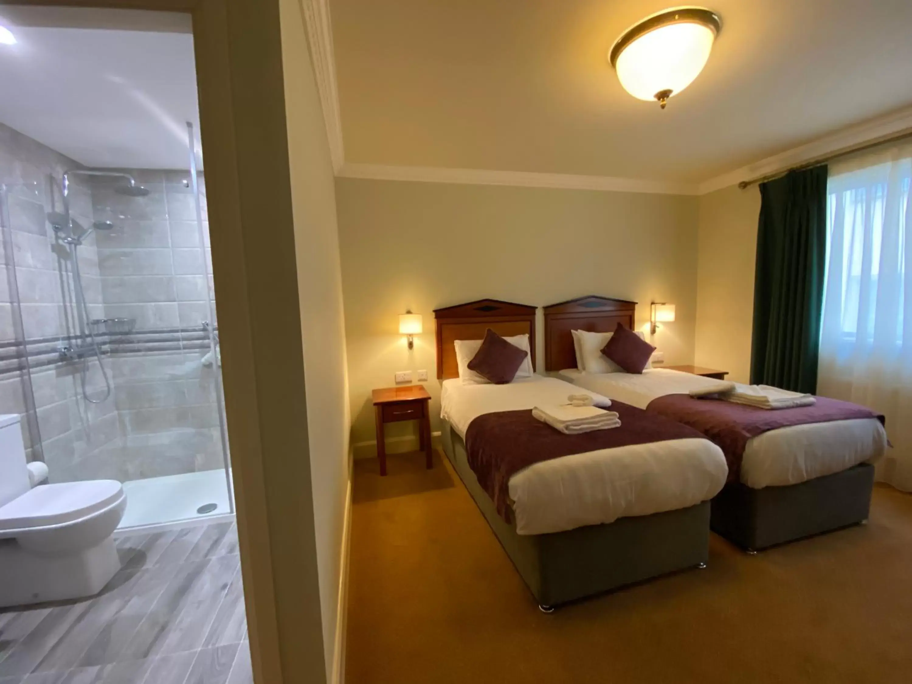 Bedroom, Bed in Lawlors Hotel