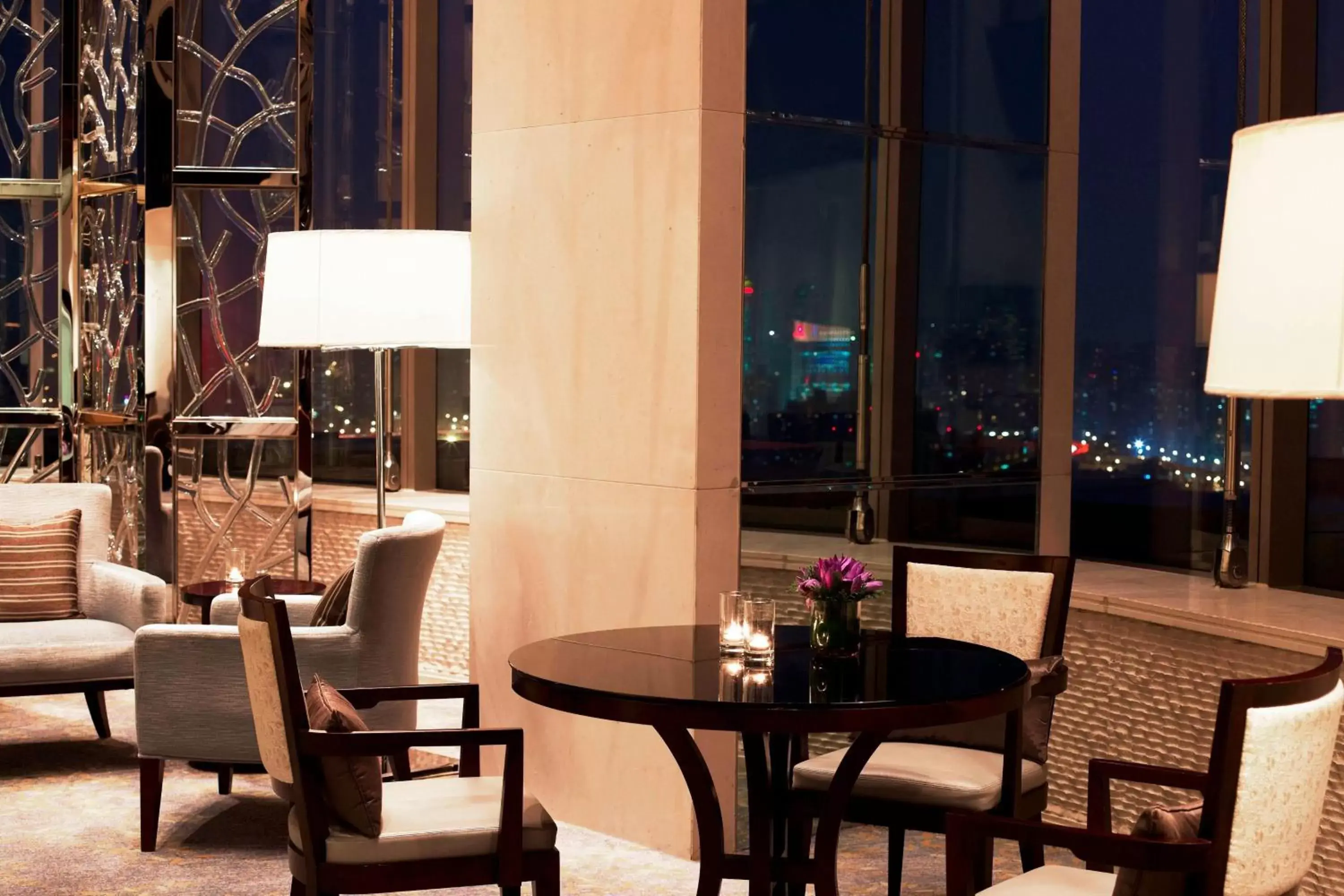 Lounge or bar in Sheraton Grand Shanghai Pudong Hotel & Residences