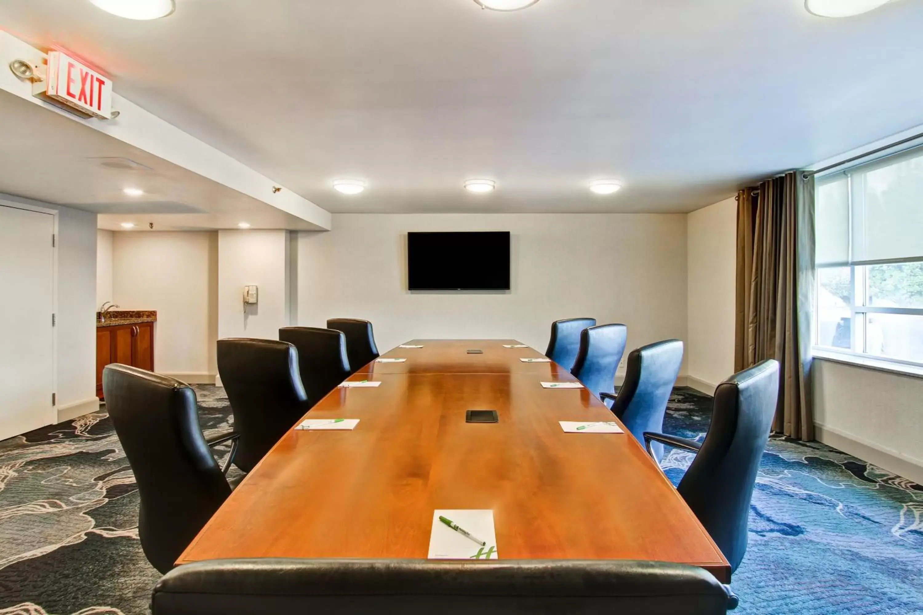 Meeting/conference room in Holiday Inn Oakville Centre, an IHG Hotel