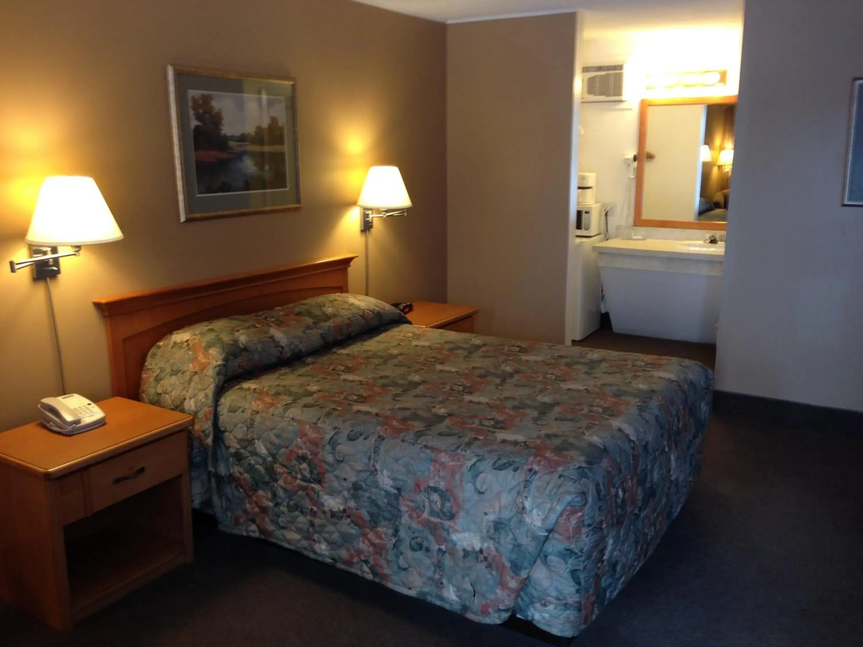 Queen Room - Non-Smoking in Travelodge by Wyndham Moose Jaw