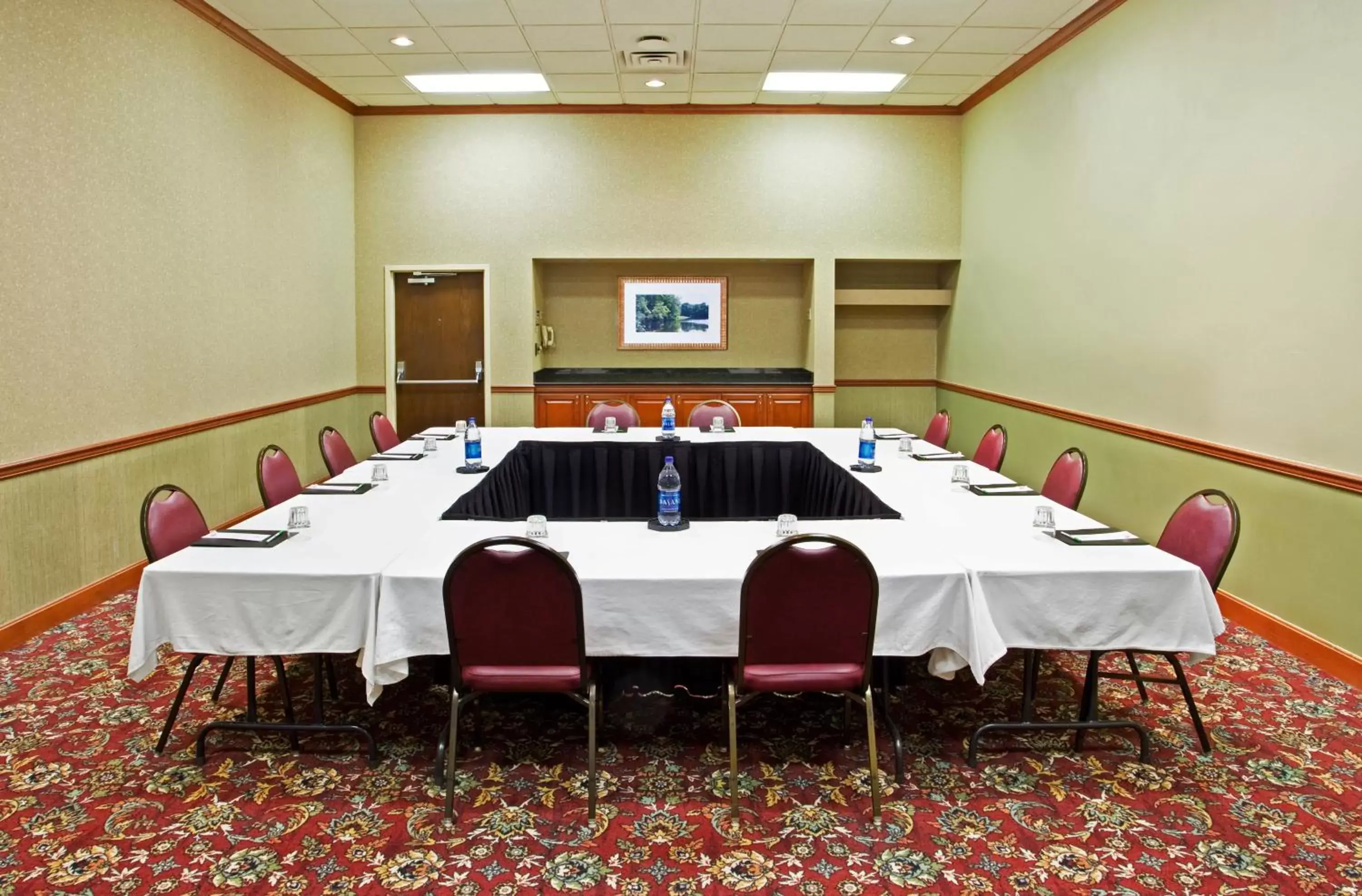 Meeting/conference room in Holiday Inn Cincinnati-Eastgate, an IHG Hotel