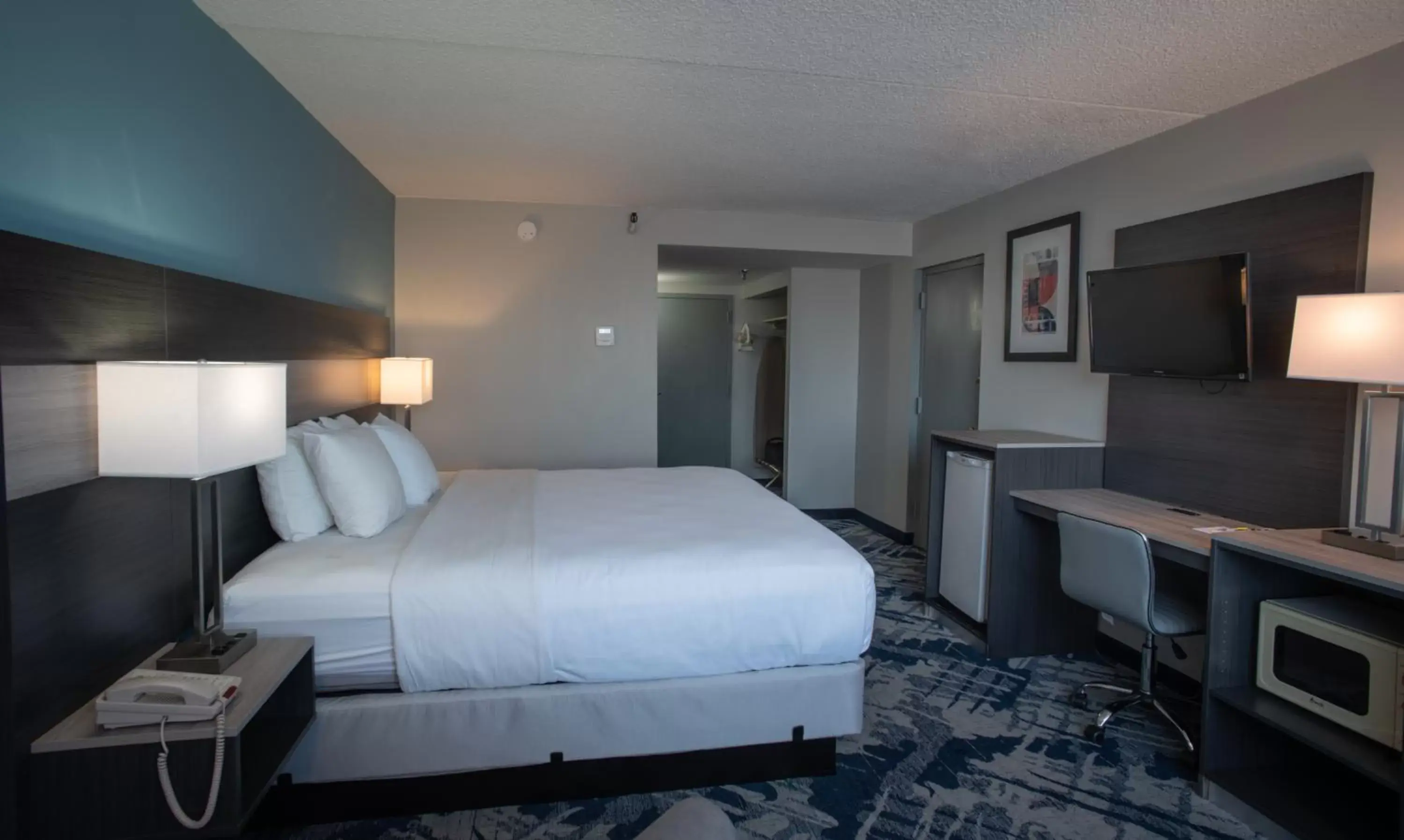 Bed in Days Hotel by Wyndham East Brunswick Conference Center