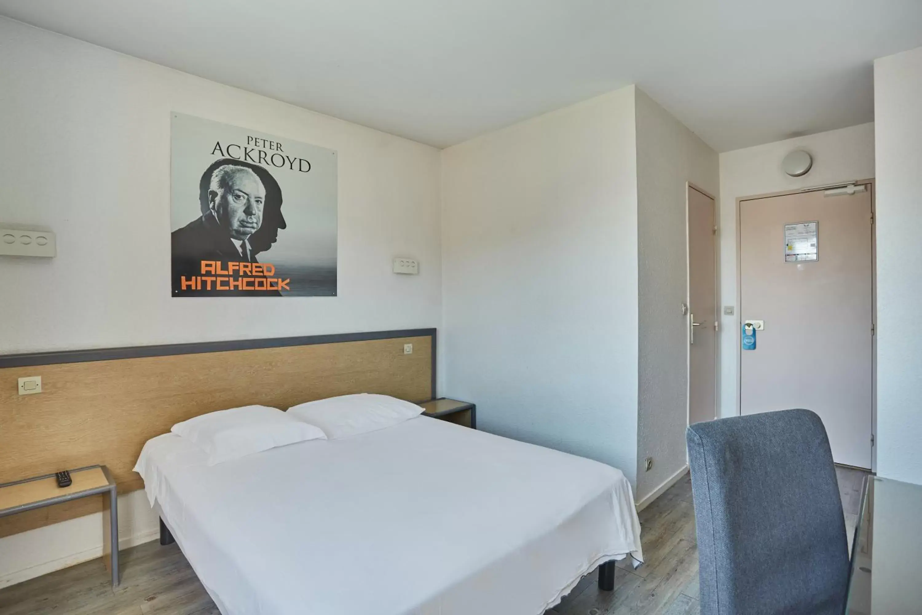 Photo of the whole room, Bed in Hôtel Cinépole 3 étoiles Joinville le Pont