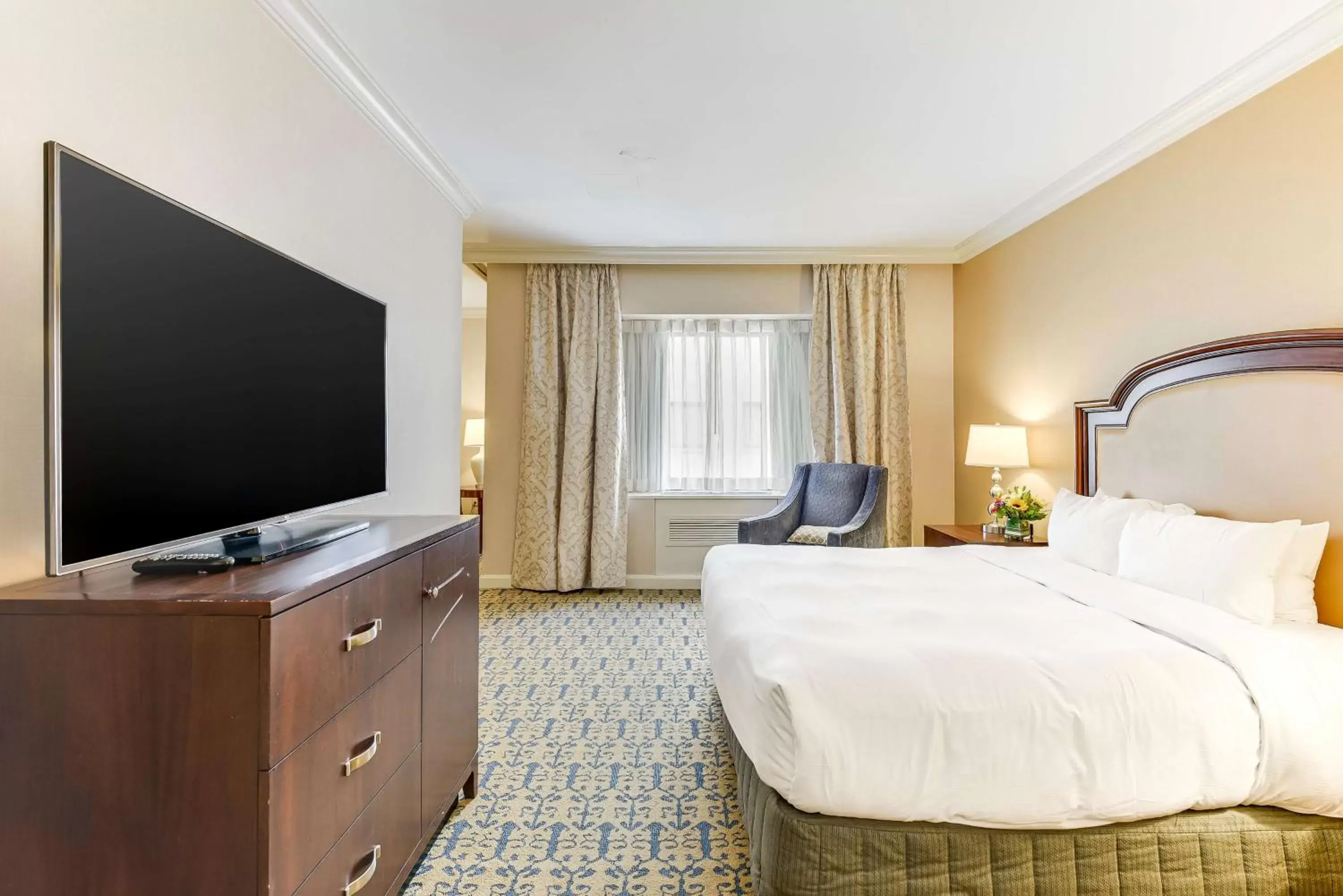 Bed, TV/Entertainment Center in Capital Hilton