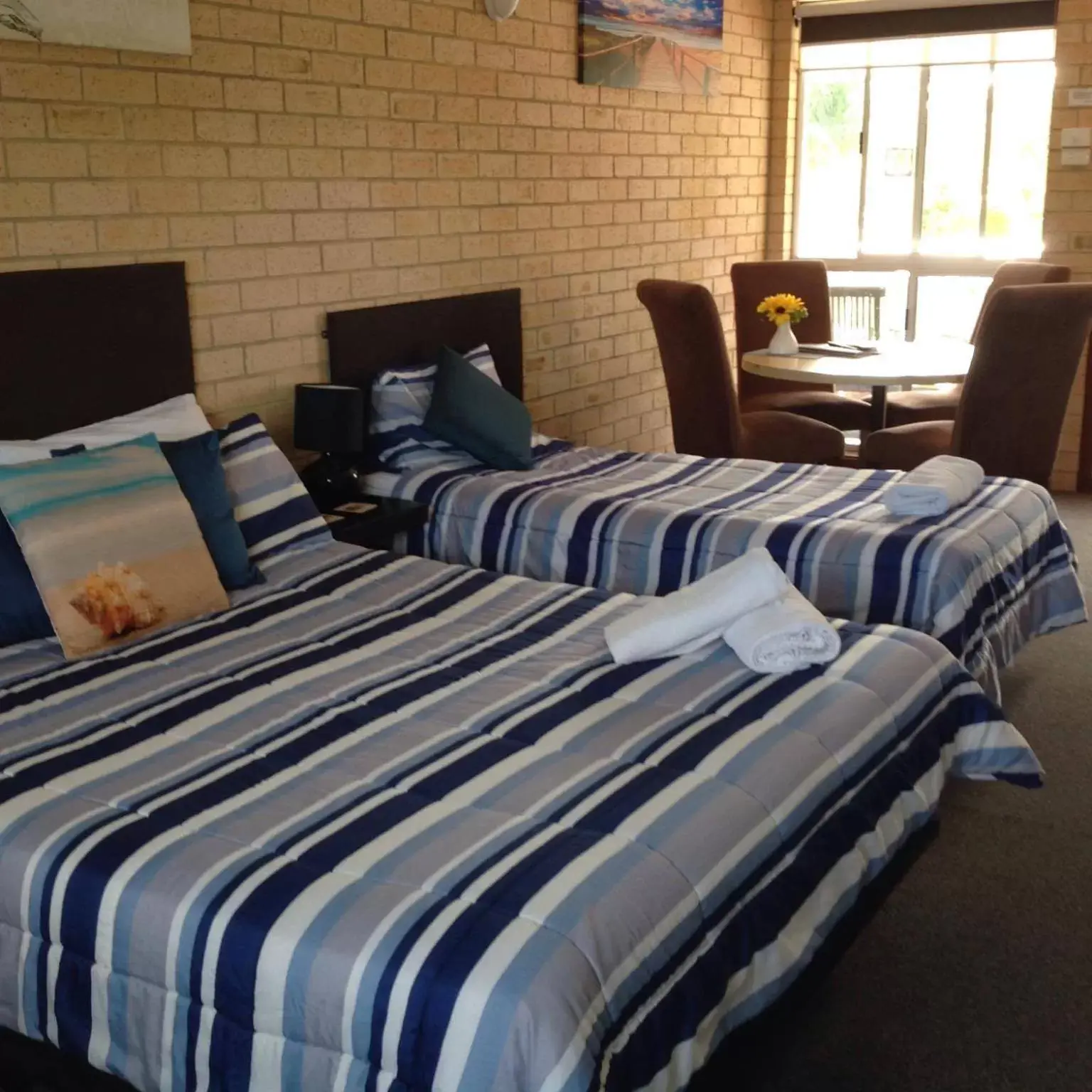 Seating area, Bed in Avlon Gardens Motel