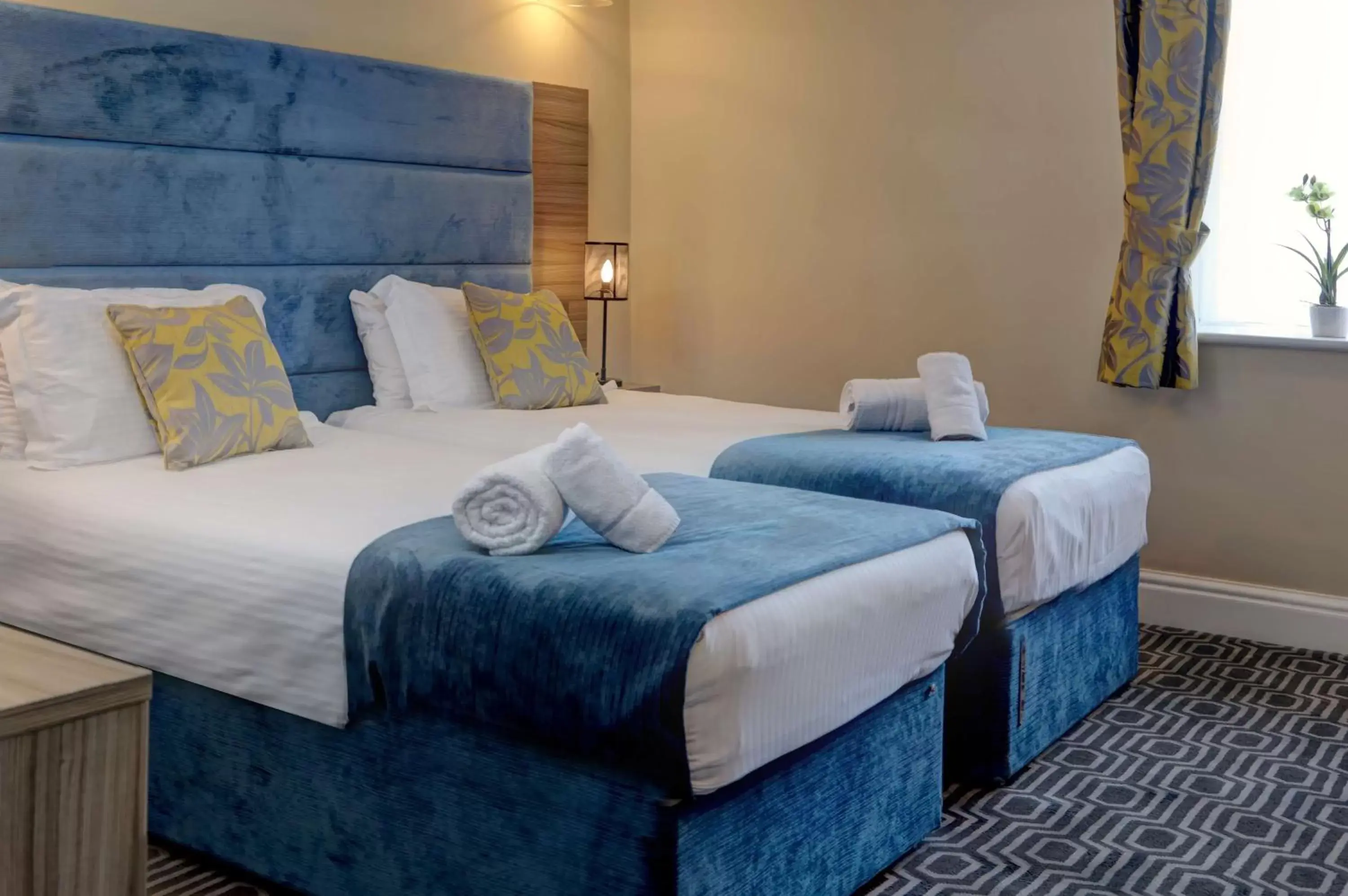 Bedroom, Bed in Stonecross Manor Hotel