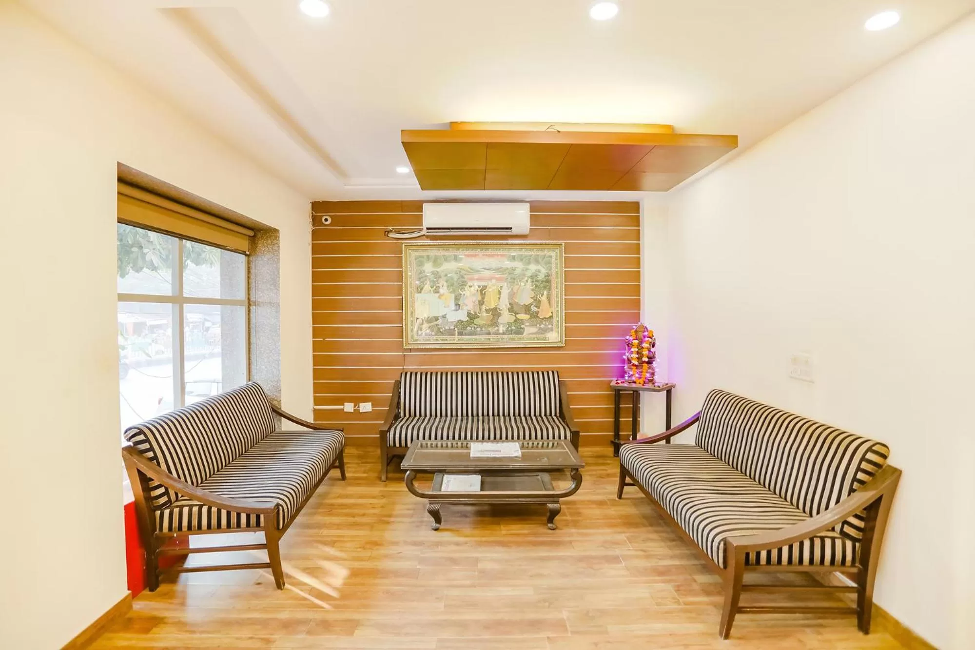 Seating Area in FabHotel Hexa Ghaziabad