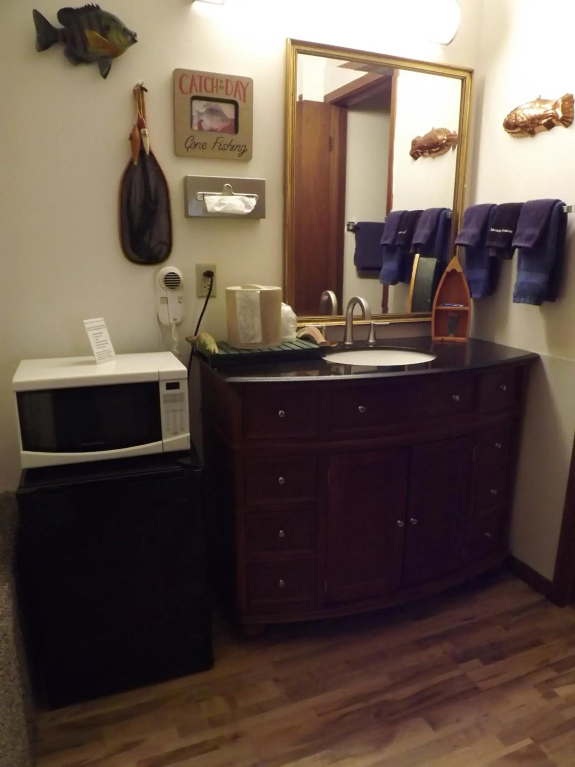 Bathroom, Kitchen/Kitchenette in Crest Country Inn