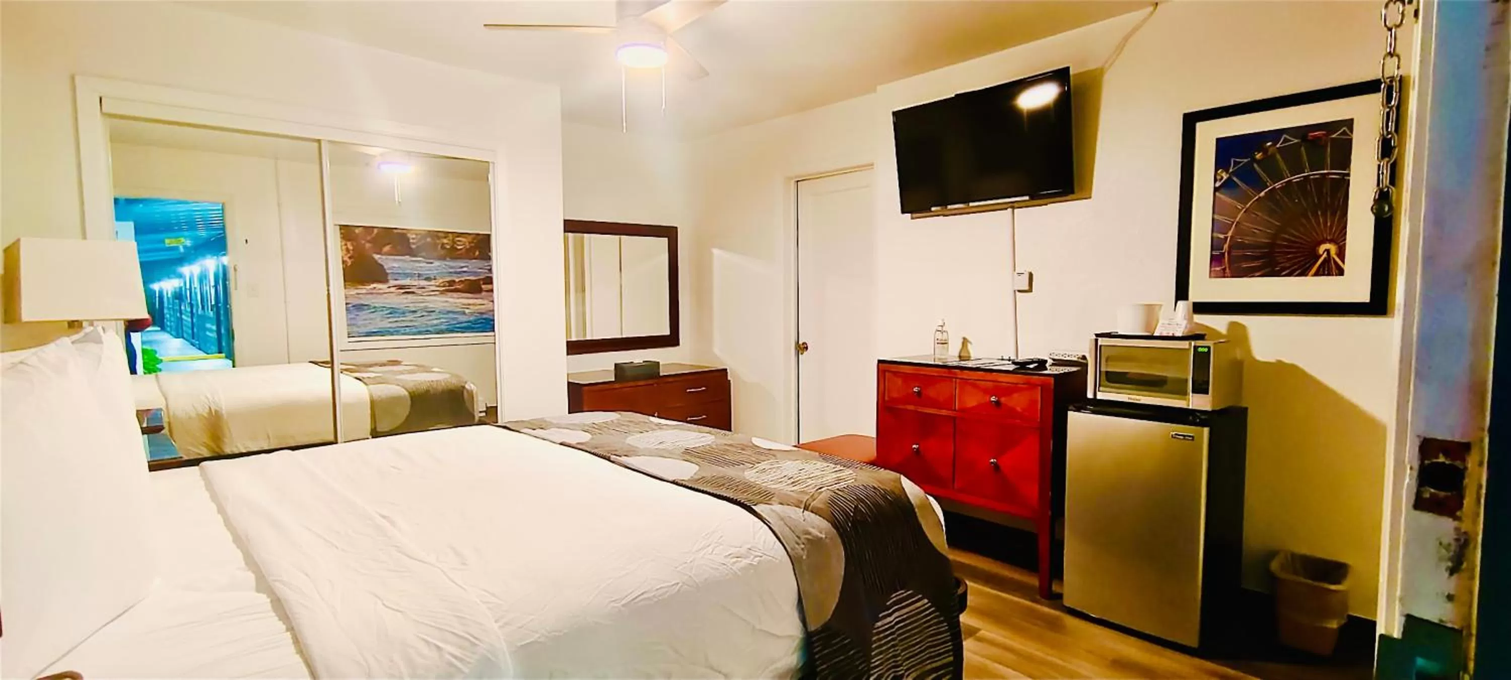 Photo of the whole room, Bed in Oceanside Inn & Suites, a Days Inn by Wyndham