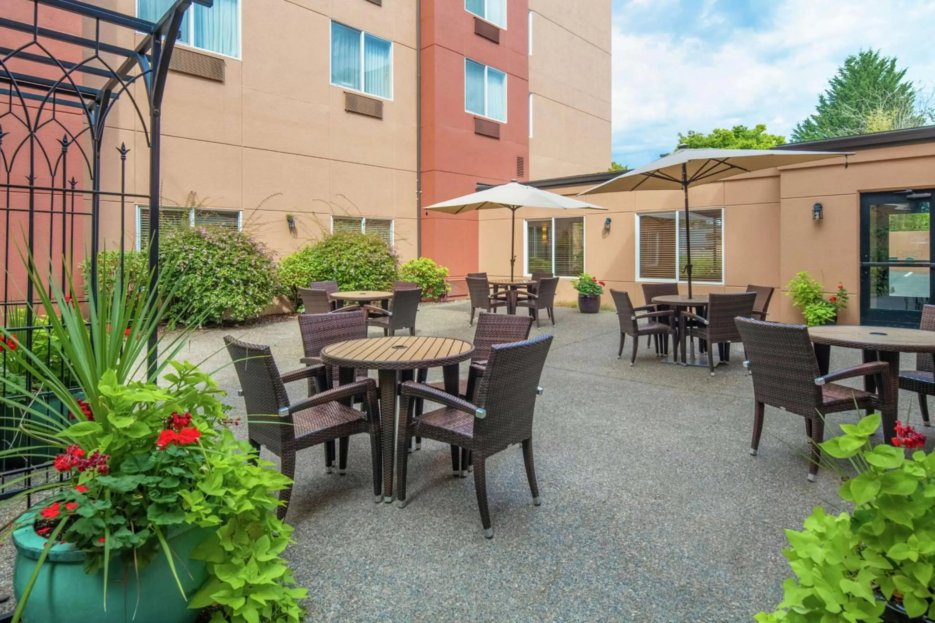 Property building, Restaurant/Places to Eat in DoubleTree by Hilton Portland Tigard