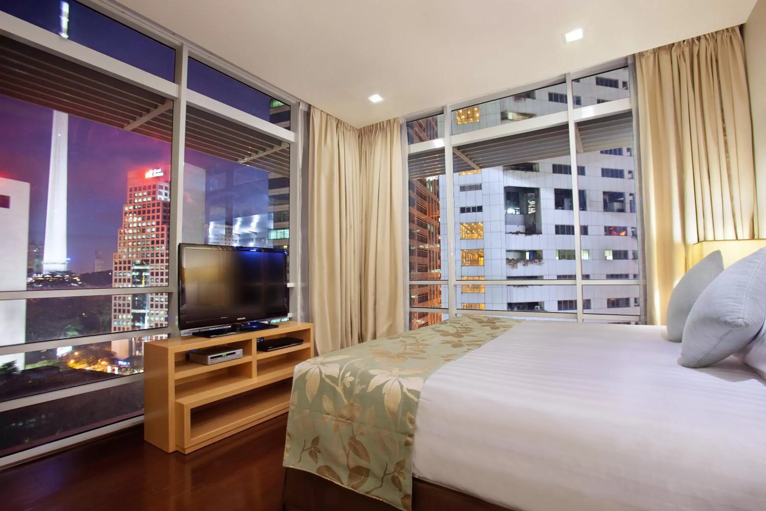 Bedroom, TV/Entertainment Center in PARKROYAL Serviced Suites Kuala Lumpur