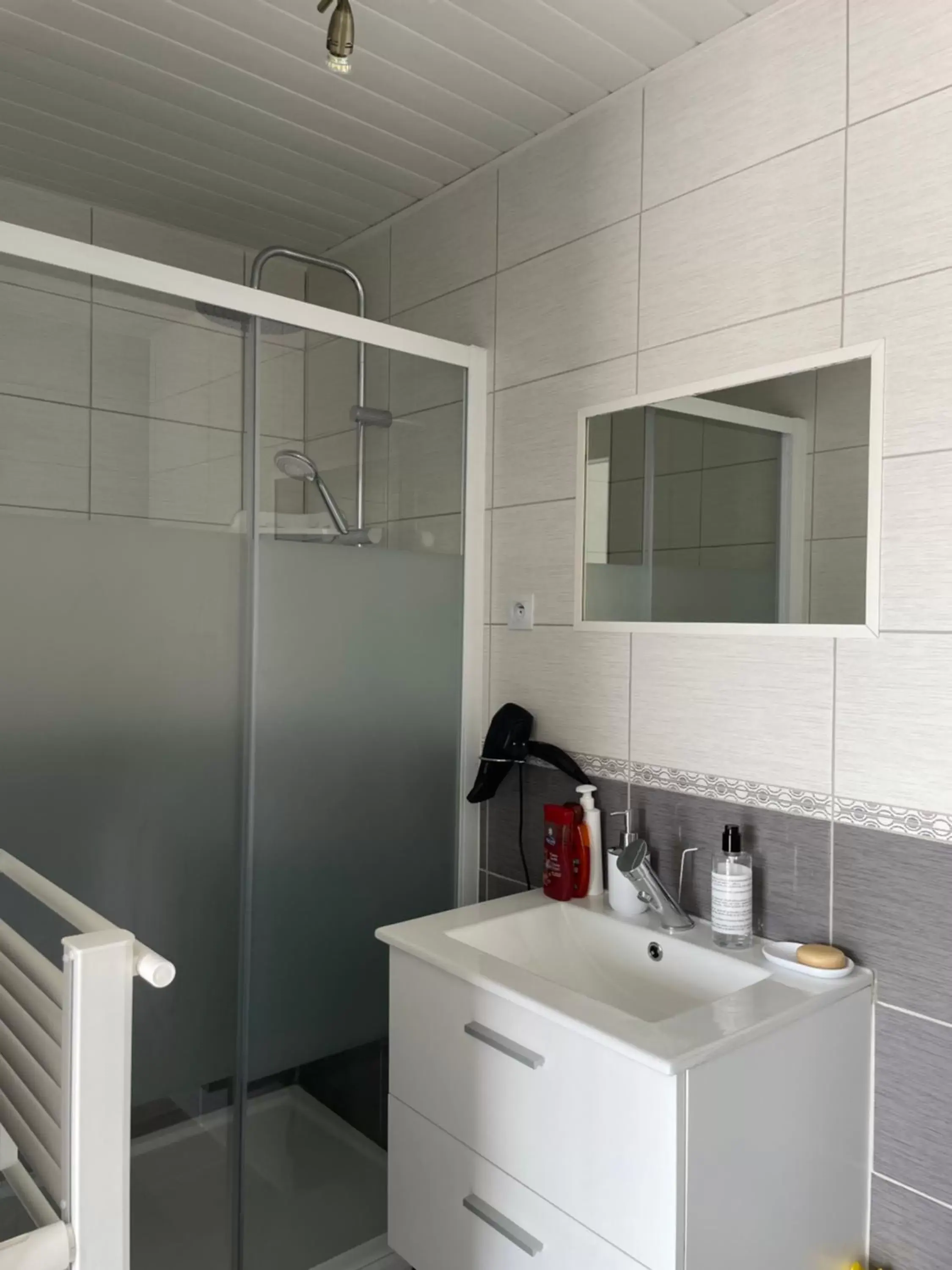 Shower, Bathroom in Studio indépendant chez l'habitant