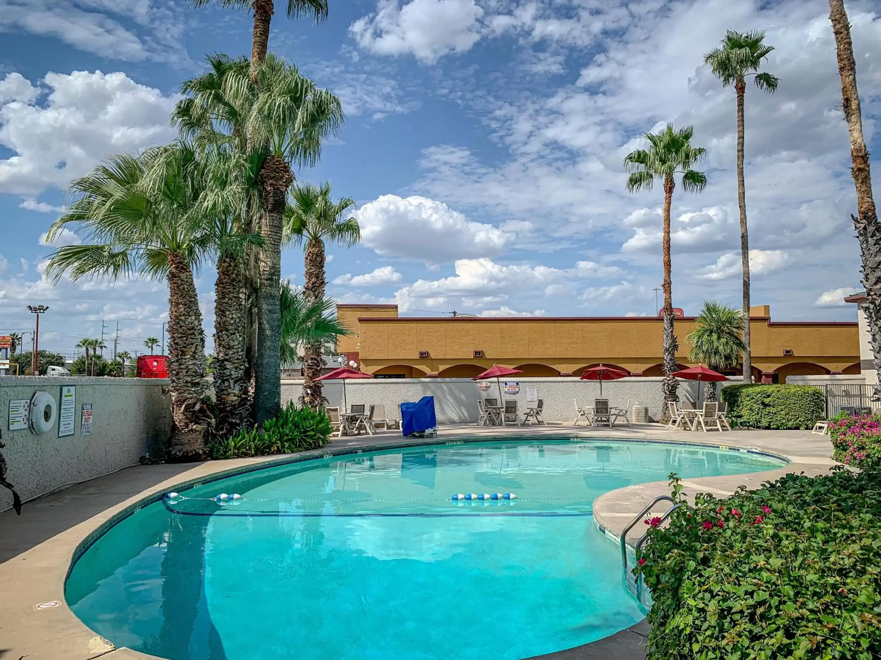 Swimming Pool in Studio 6 Laredo, Tx - North I-35